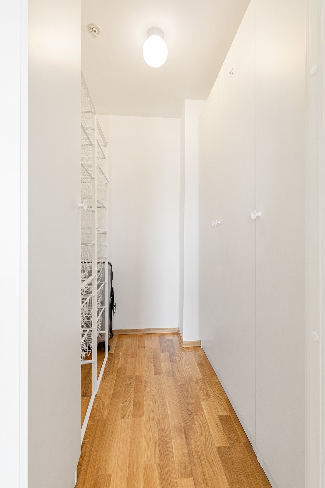 Innvendig bod/walk-in closet innenfor hovedsoverommet med tilhørende garderobeskap. Galleribilde