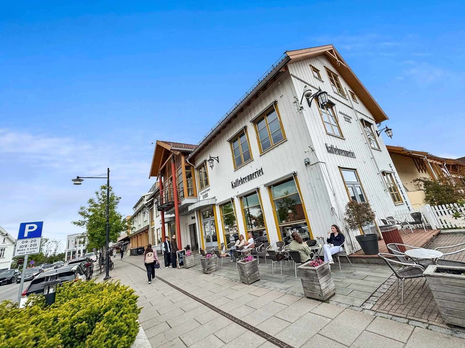 Koselig storgata på Jessheim med flere spise- og utesteder. Galleribilde