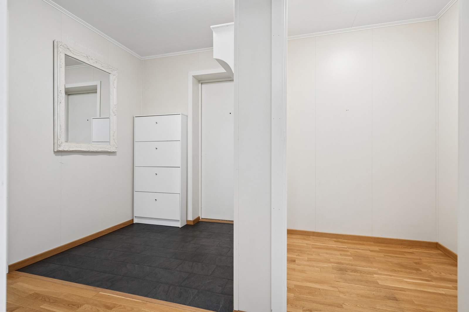 Fra entreen er det enkel tilgang til en praktisk innvendig bod for ekstra oppbevaring. Galleribilde