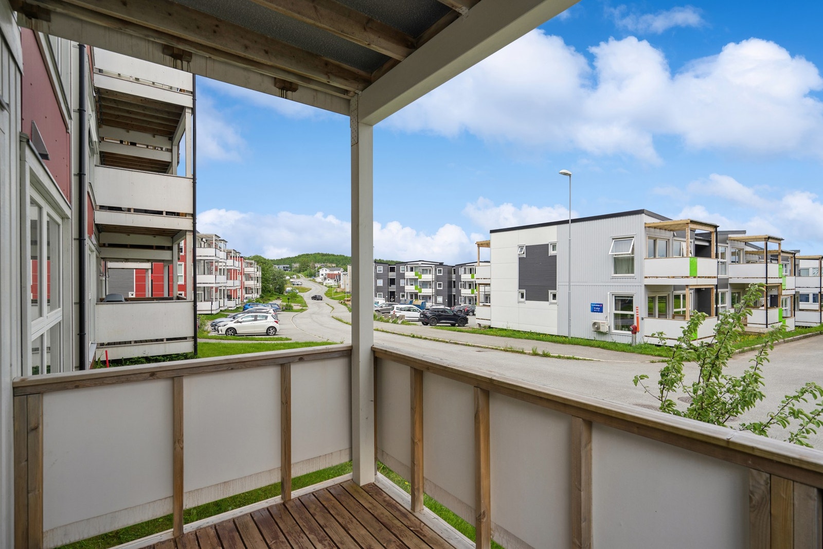 Utgang fra stua til en overbygd balkong på ca. 6 m². Galleribilde