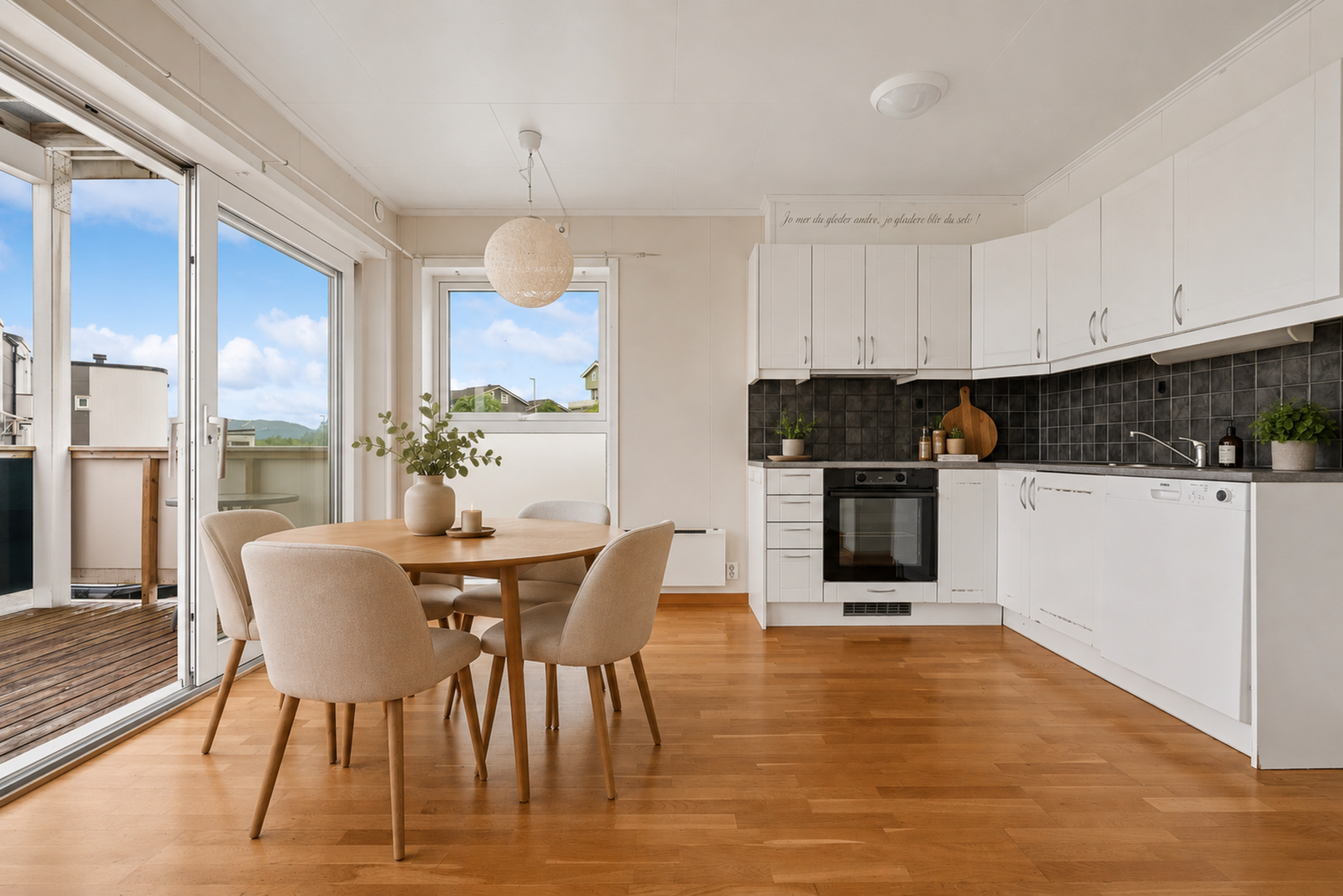 Spiseplassen er naturlig plassert i overgangen mellom kjøkkenet og stuen. (Digital styling) Galleribilde