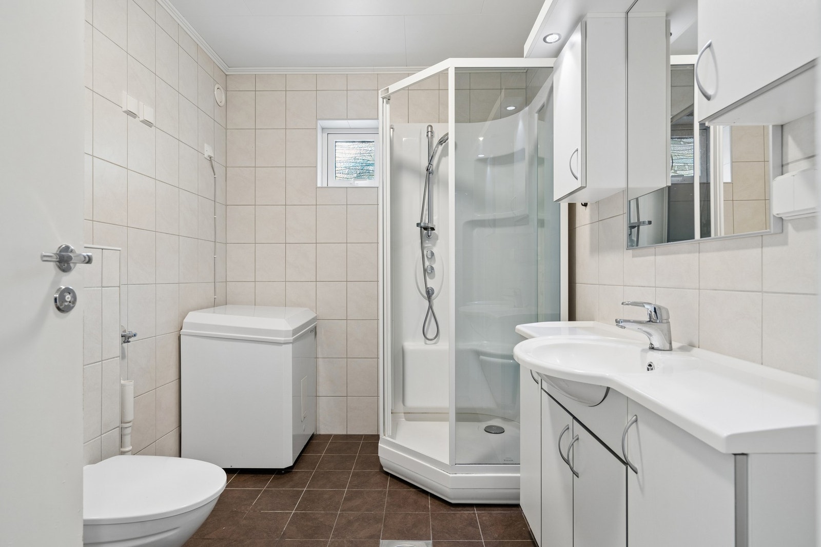 Badet har fliser på gulv og vegger, med behagelig gulvvarme. Galleribilde