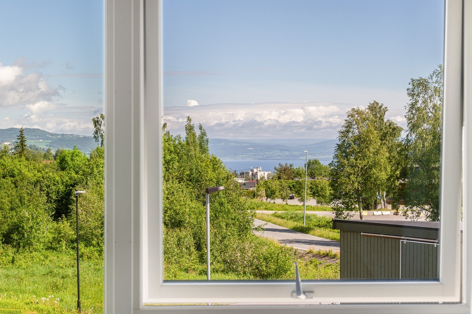 Fra leiligheten er det utsikt mot Mjøsa og omkringliggende landskap. Galleribilde