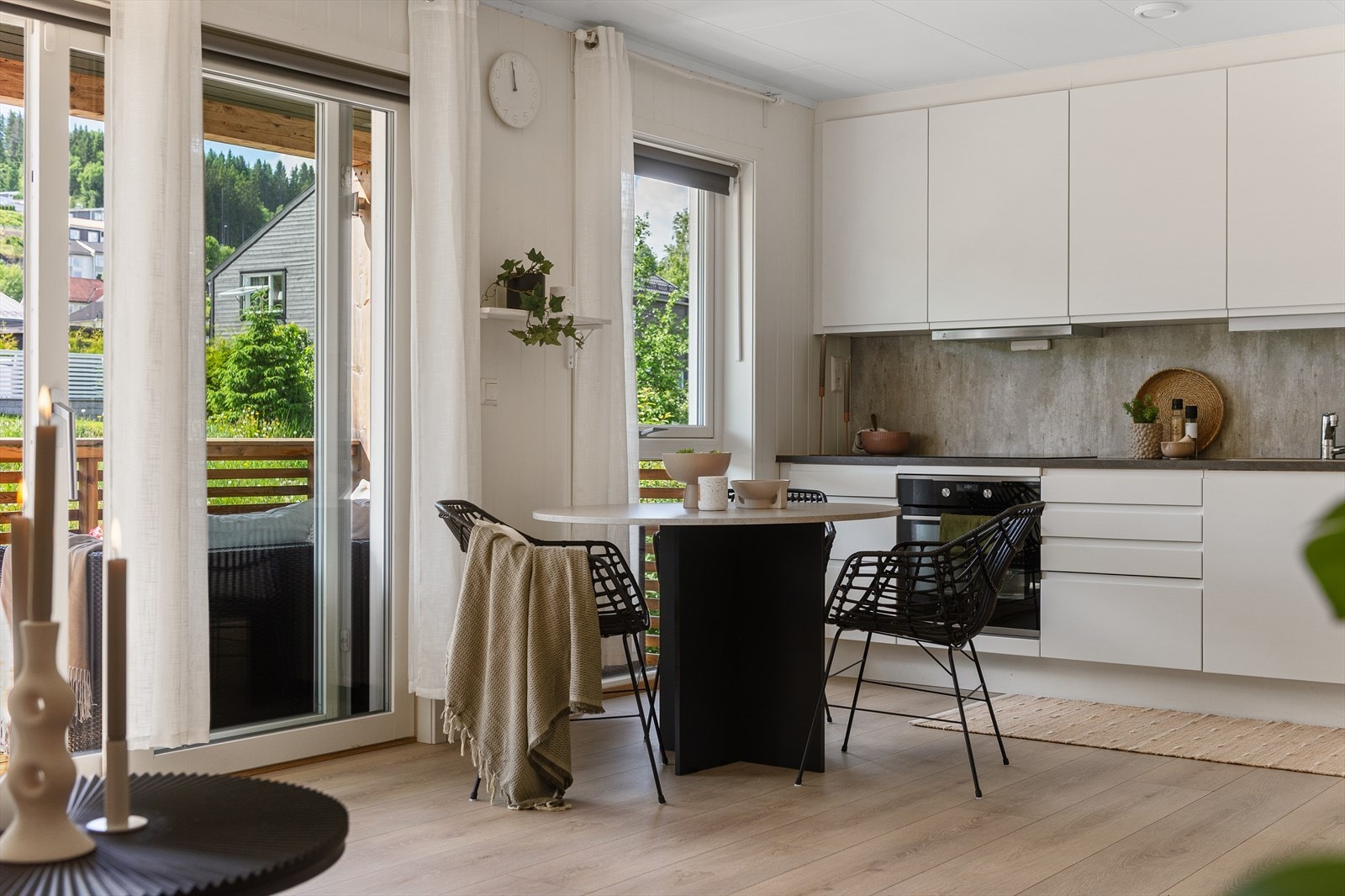 Utsikt fra kjøkkenet mot uteområdet og verandaen. Galleribilde