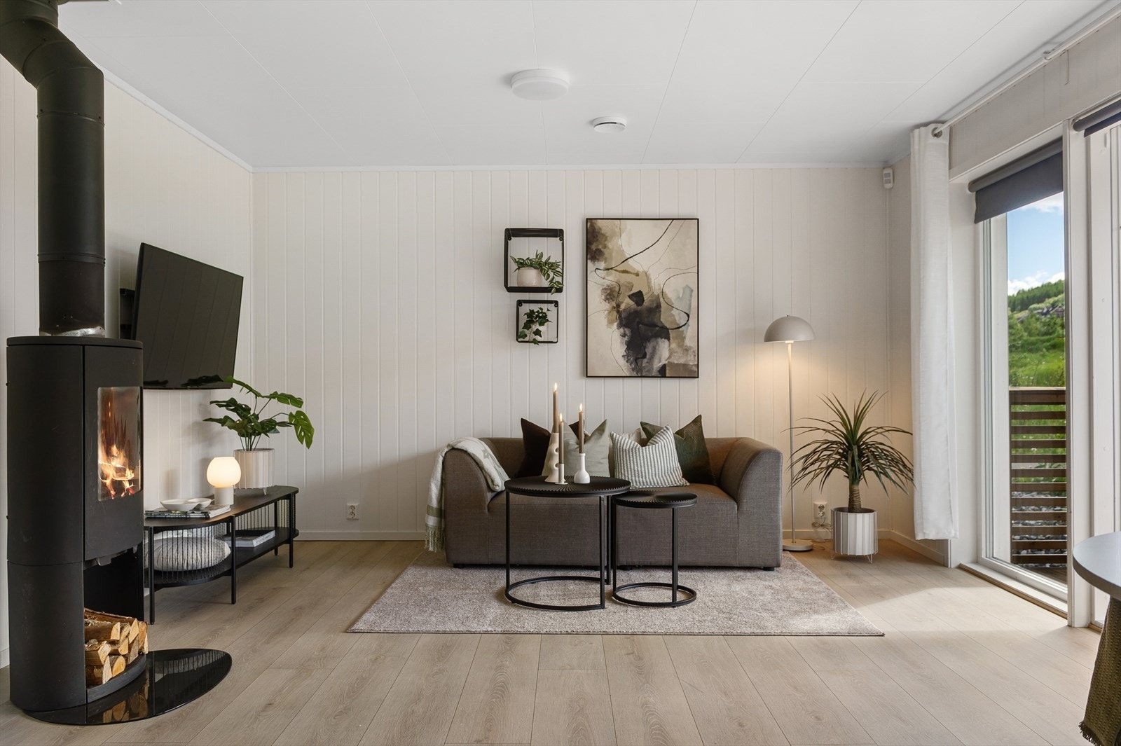 Peisovnen gir både effektiv varme og en hyggelig atmosfære i stuen. Galleribilde