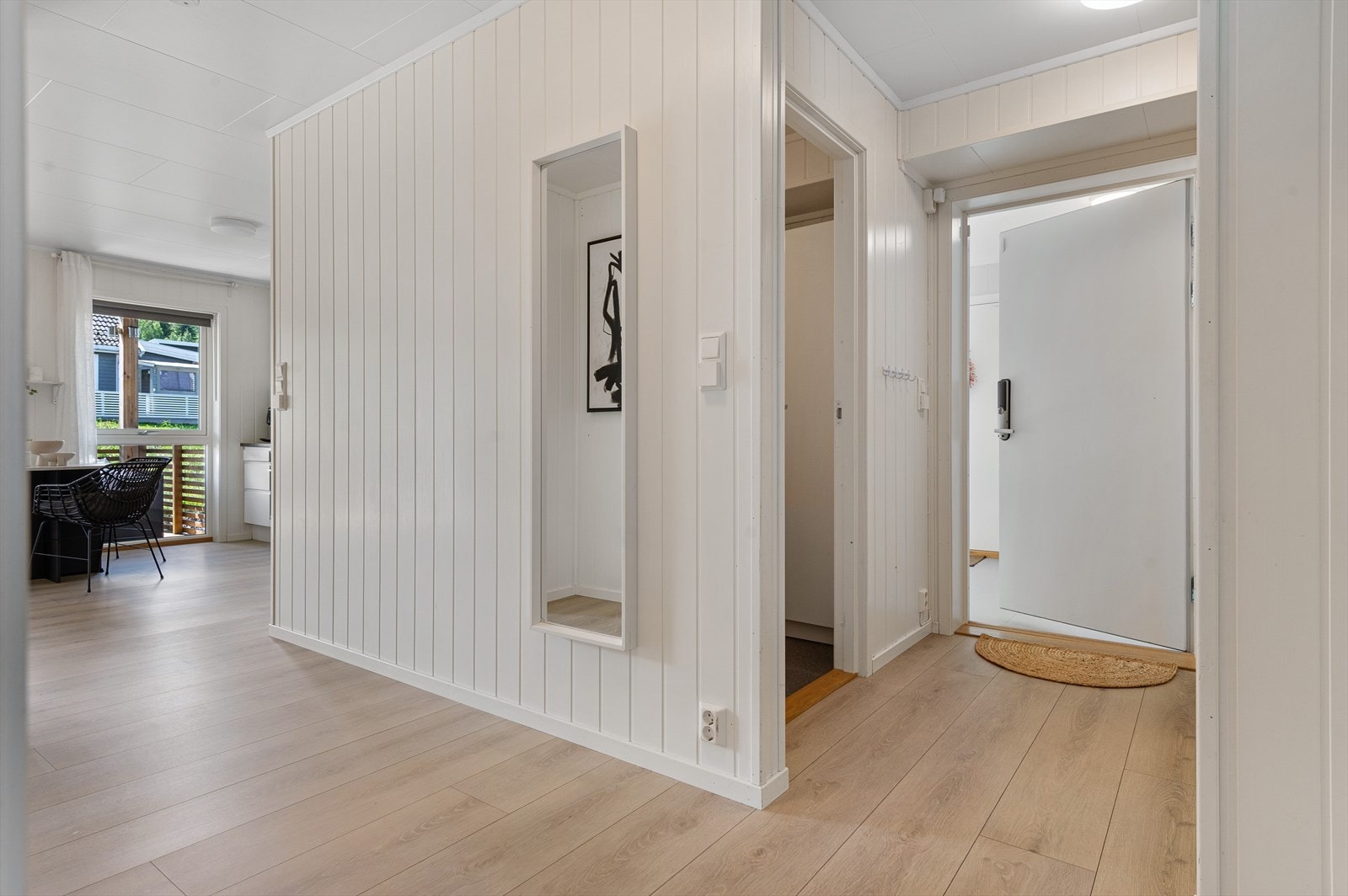 Gangen leder videre inn til leilighetens sosiale allrom, med en åpen løsning mellom stue og kjøkken. Galleribilde