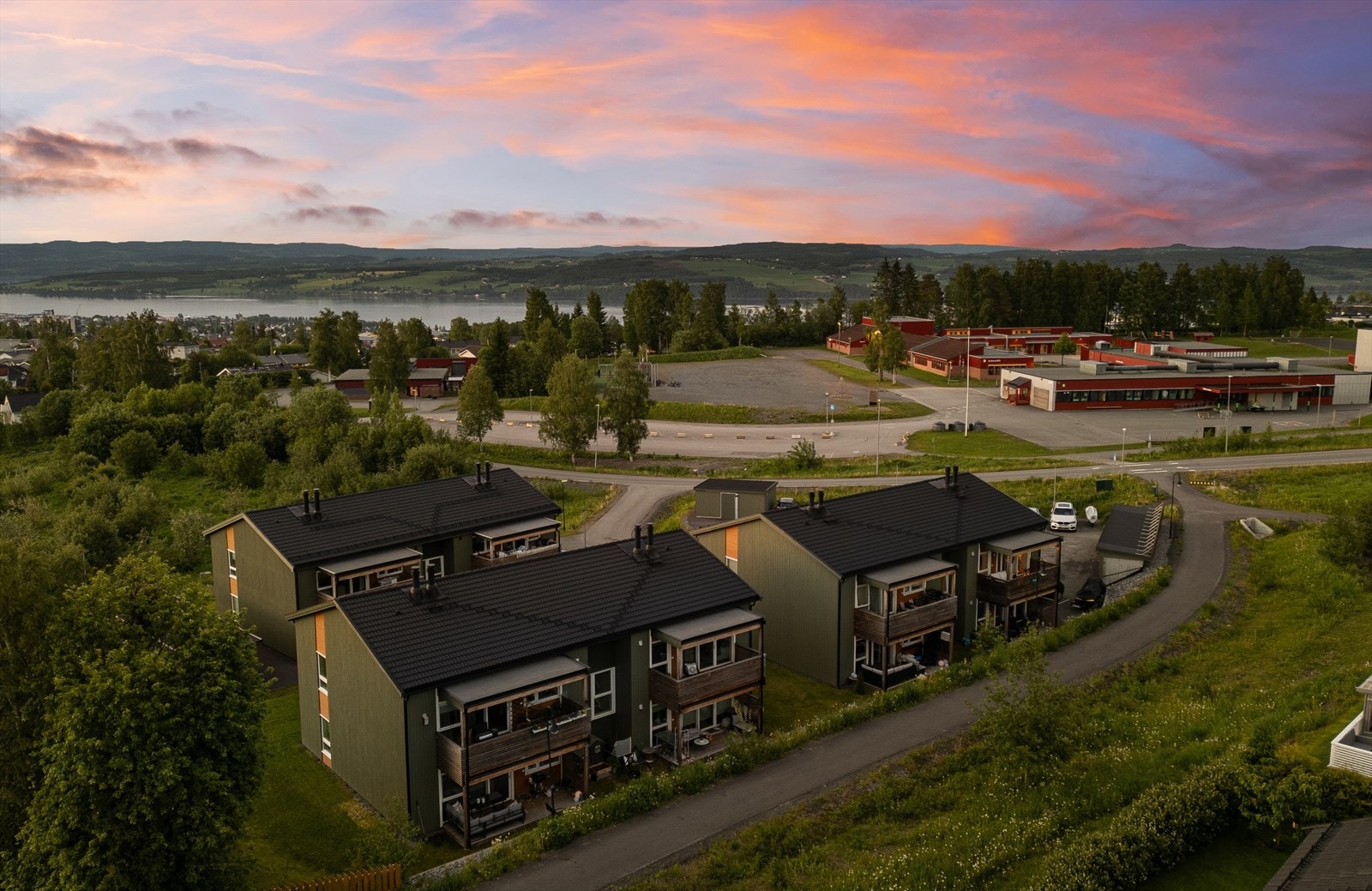 En nyere 3-roms eierleilighet fra 2021 i det etablerte boligområdet Skoglundfeltet på Kopperud. Galleribilde