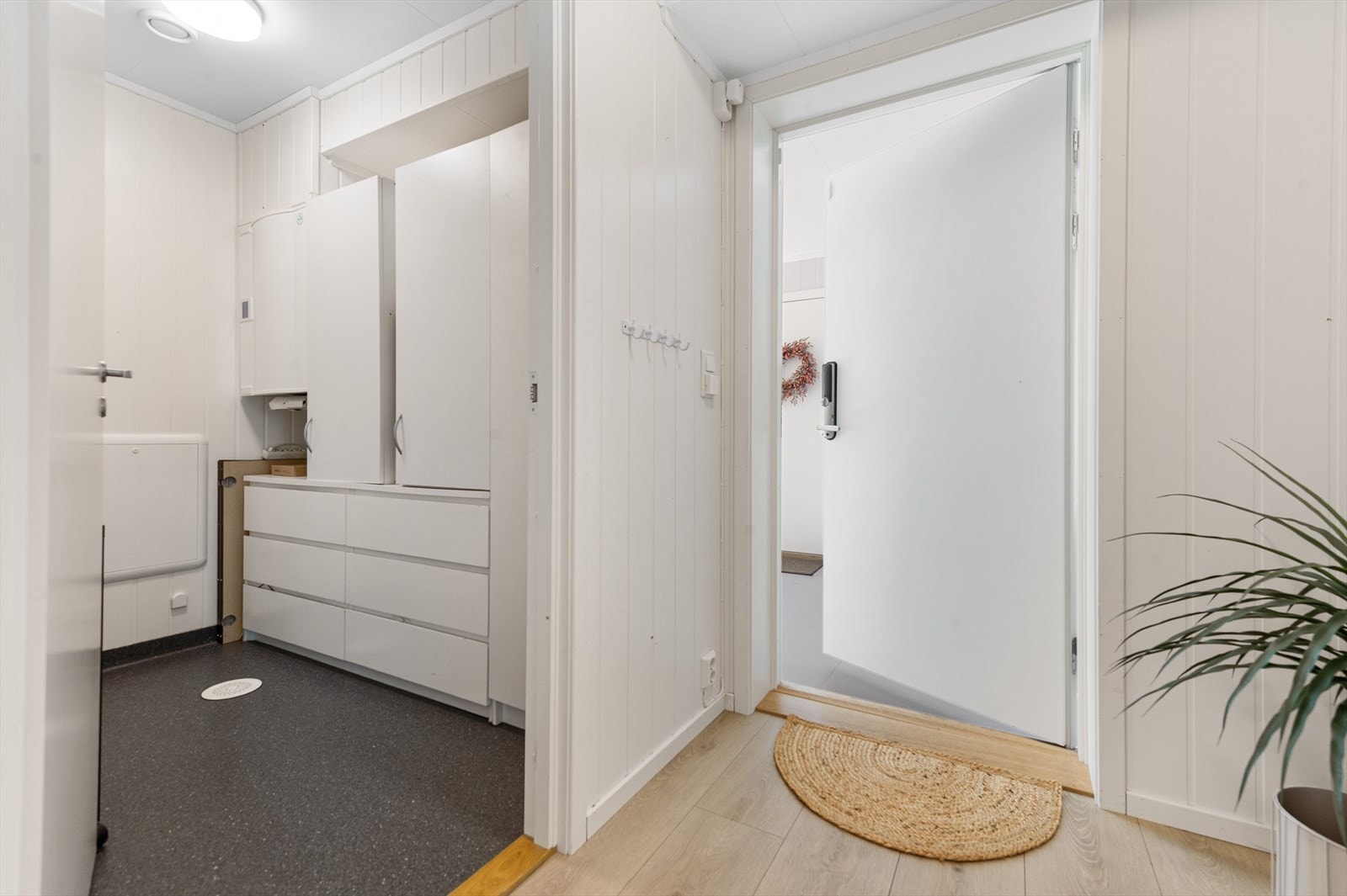Fra entréen er det adkomst til et praktisk teknisk rom med varmtvannsbereder fra 2020 og sikringsskap. Galleribilde