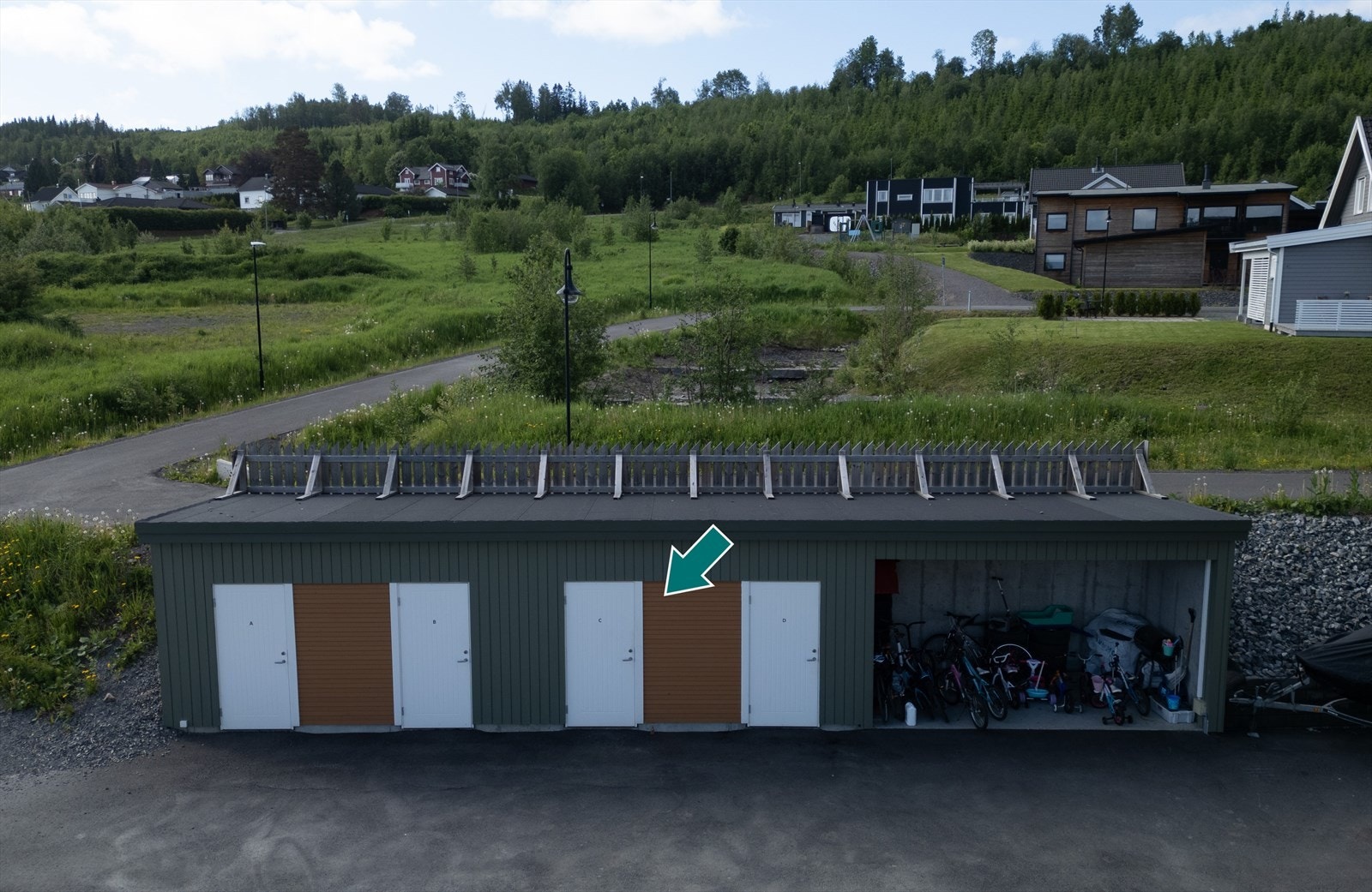 Leiligheten disponerer en egen utvendig bod på 5 m² i felles bodrekke. Galleribilde