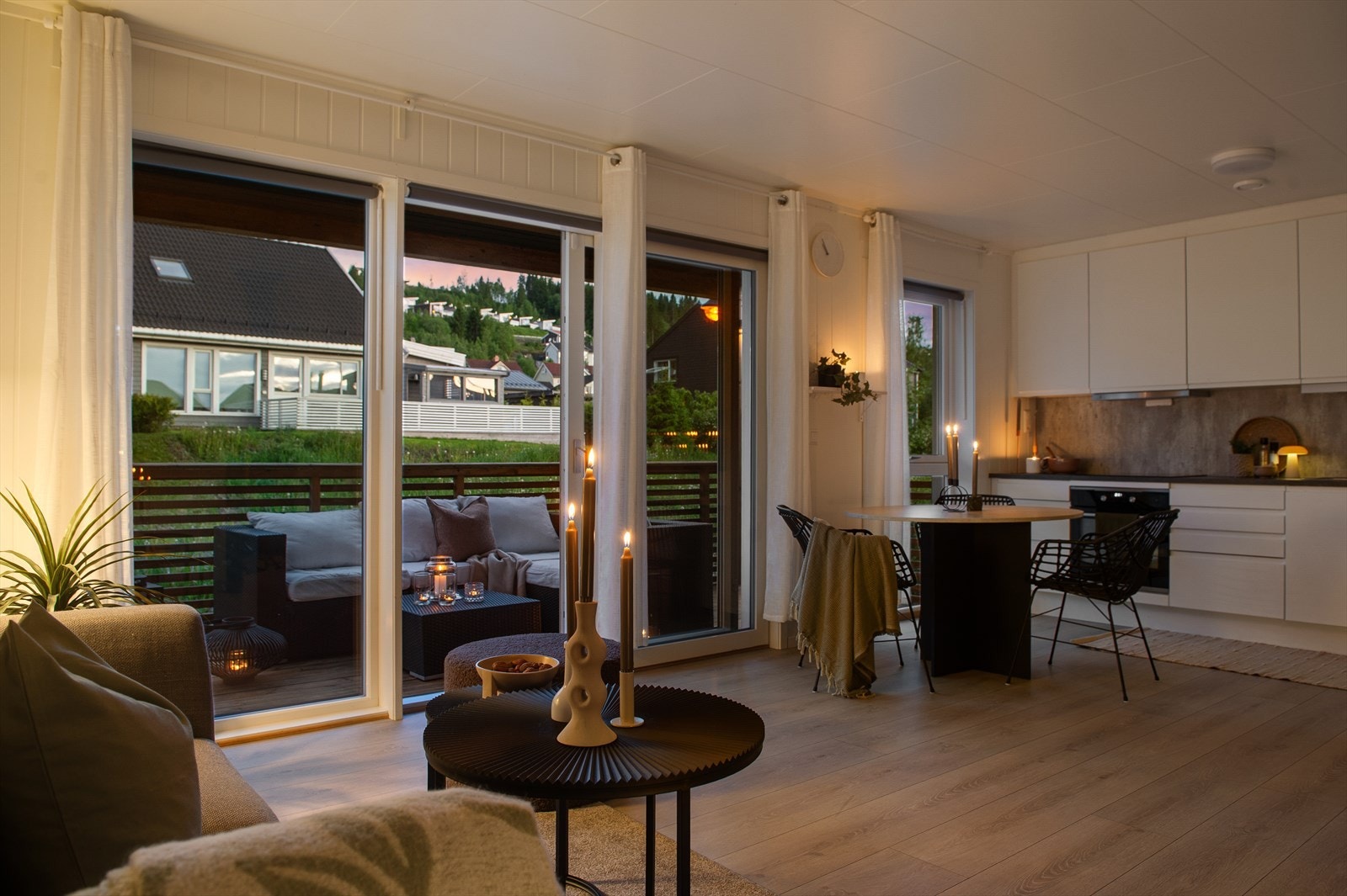 Store vindusflater og dør med 3-lags isolerglass slipper inn rikelig med lys. Galleribilde