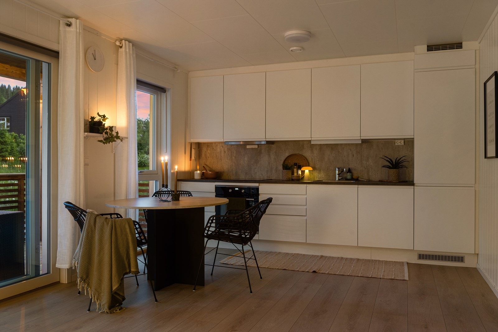 Kjøkkeninnredning med glatte, hvite fronter og laminert benkeplate. Galleribilde