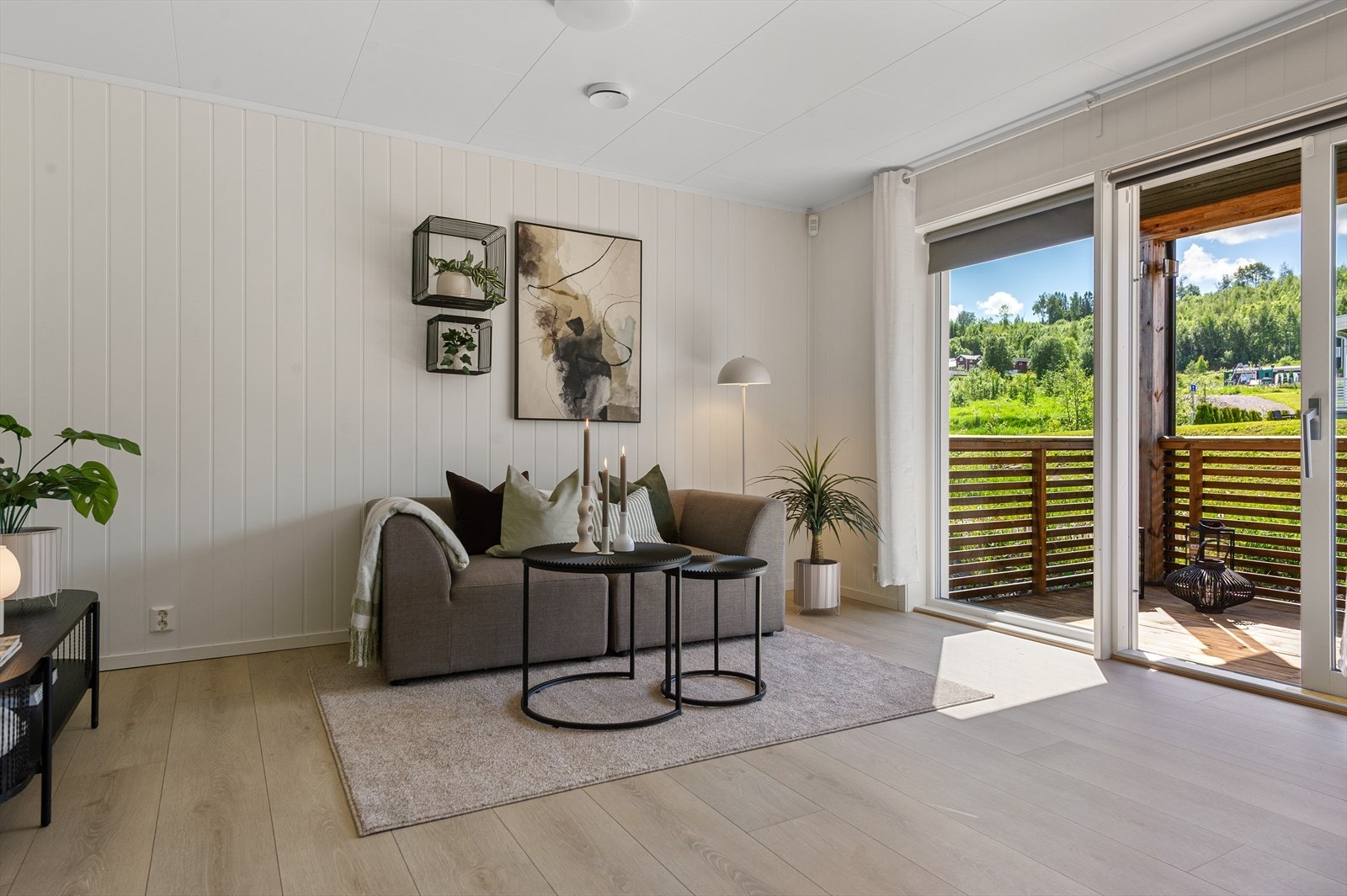 Stuen har plass til en romslig sofagruppe og utgang til verandaen via heve/skyvedør i treverk. Galleribilde