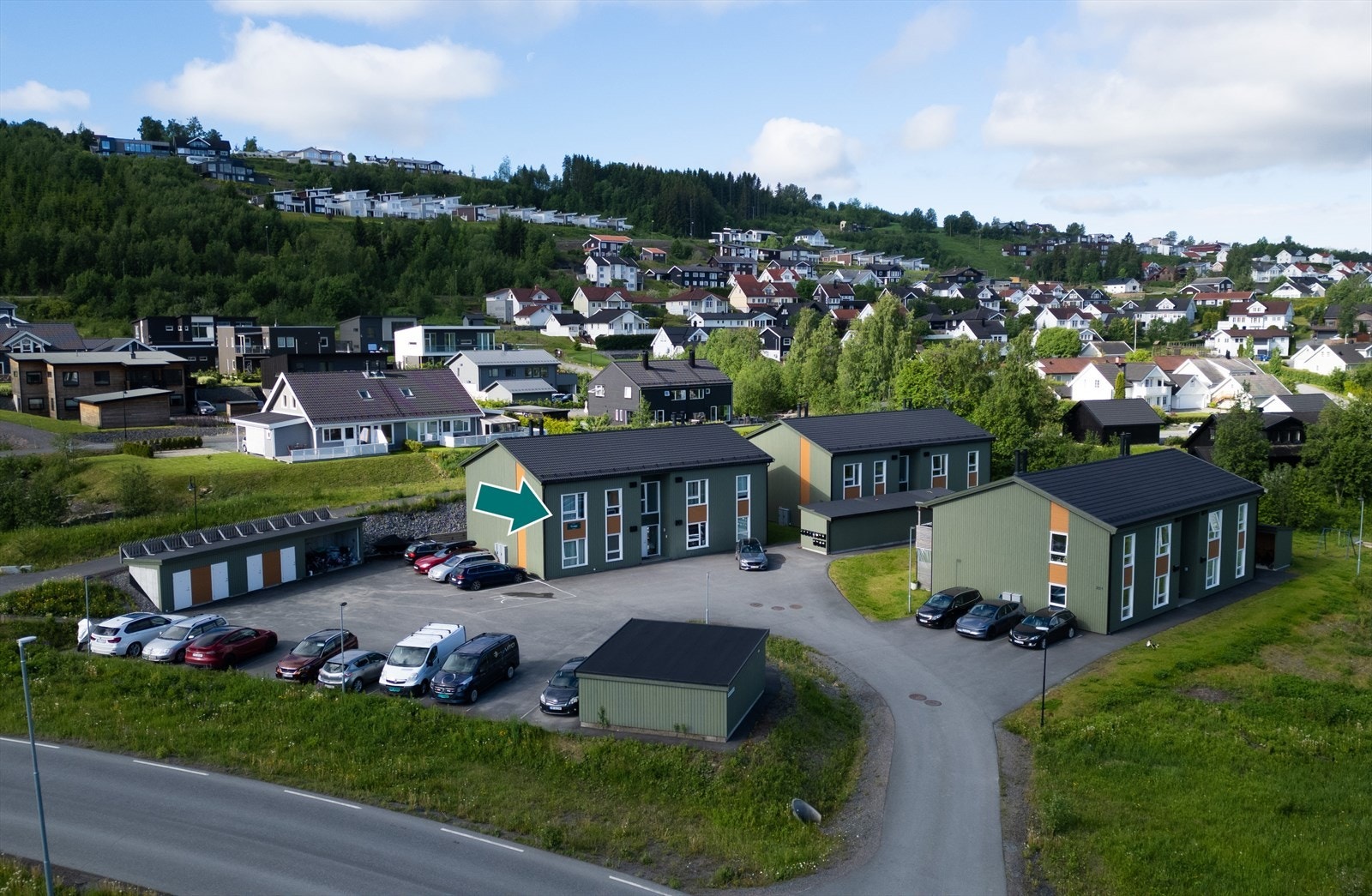 Det medfølger en fast parkeringsplass på felles, asfaltert område. Galleribilde