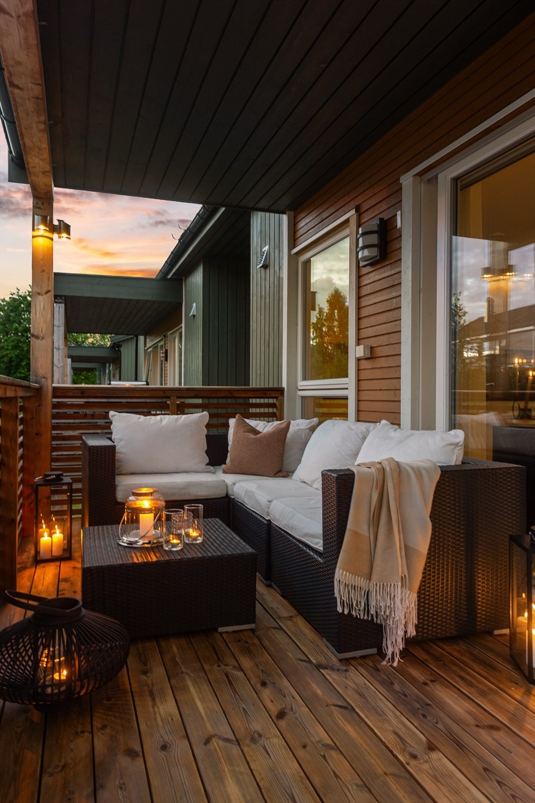 Verandaen har tredekke og rekkverk i tre, og er fundamentert på tresøyler. Galleribilde