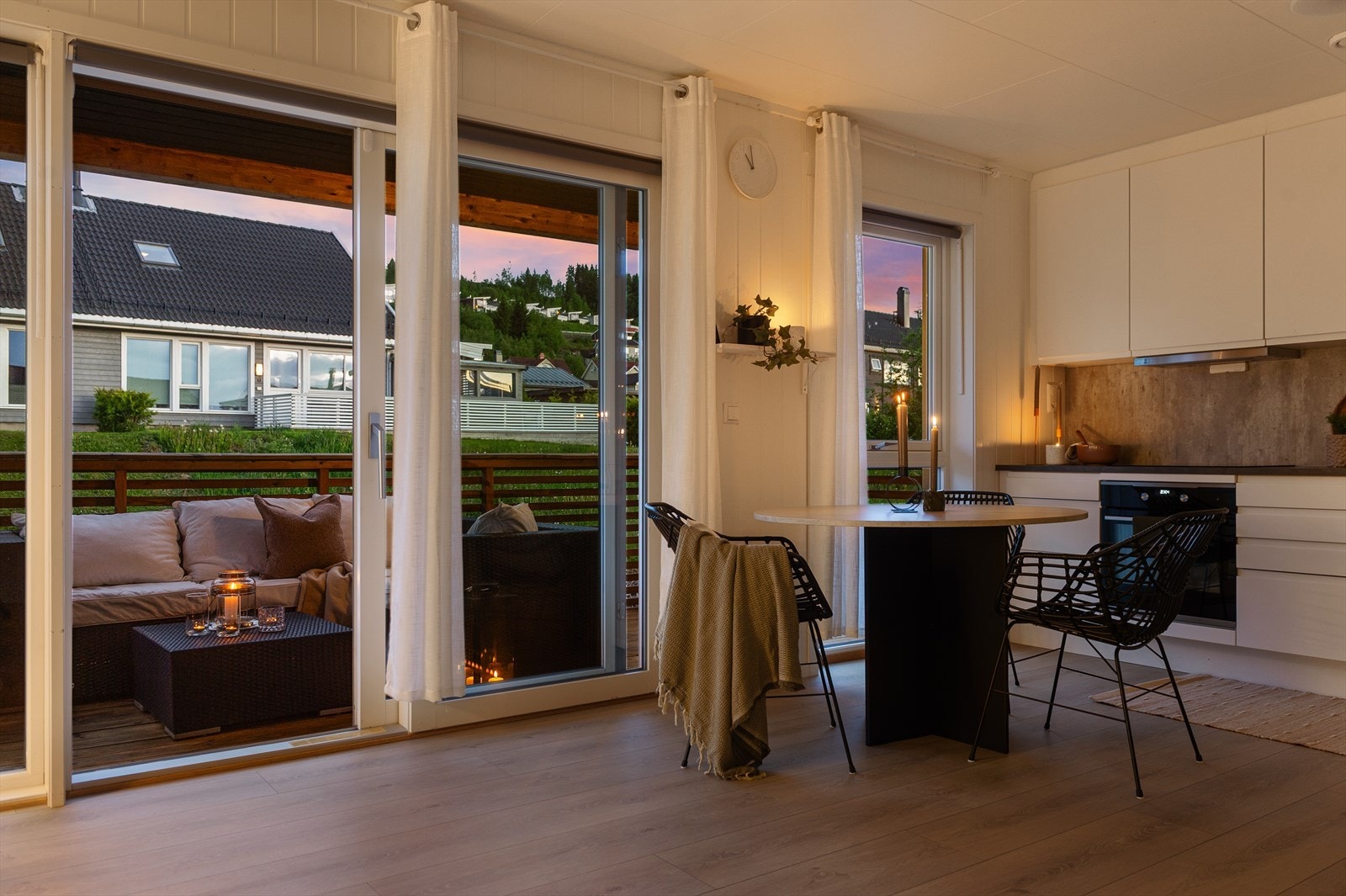 Den vestvendte orienteringen slipper inn ettermiddagslyset. Galleribilde
