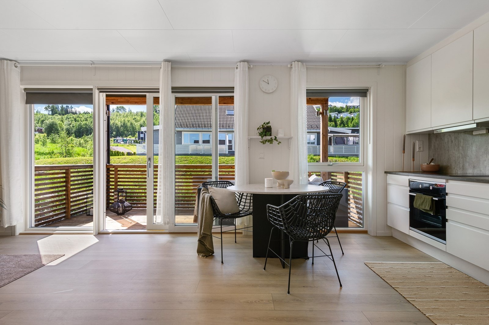 Fra spiseplassen er det direkte utgang til den vestvendte verandaen. Galleribilde