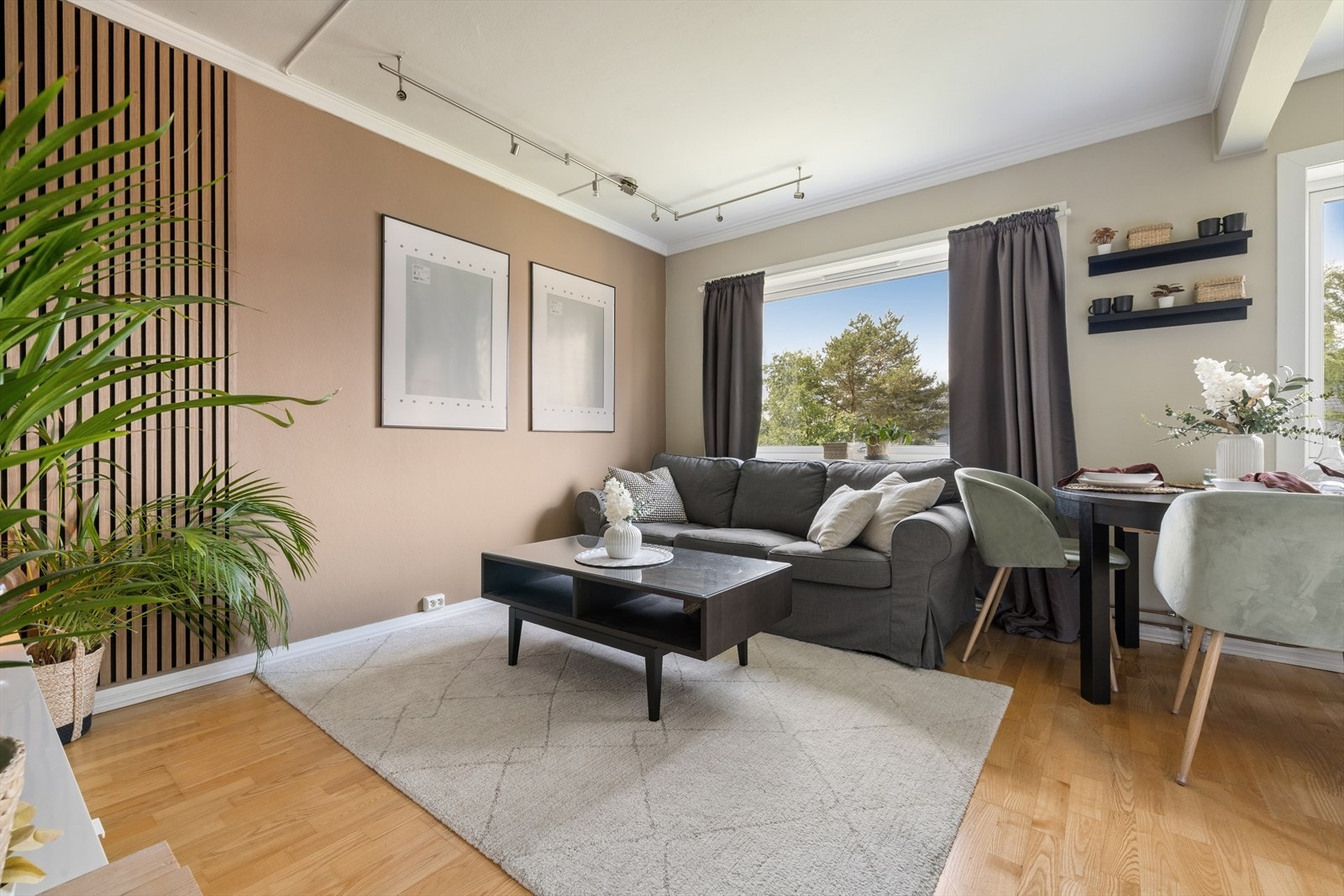Stuen har store vindusflater som slipper rikelig med naturlig lys inn, og fin plass til sofa og spisebord Galleribilde