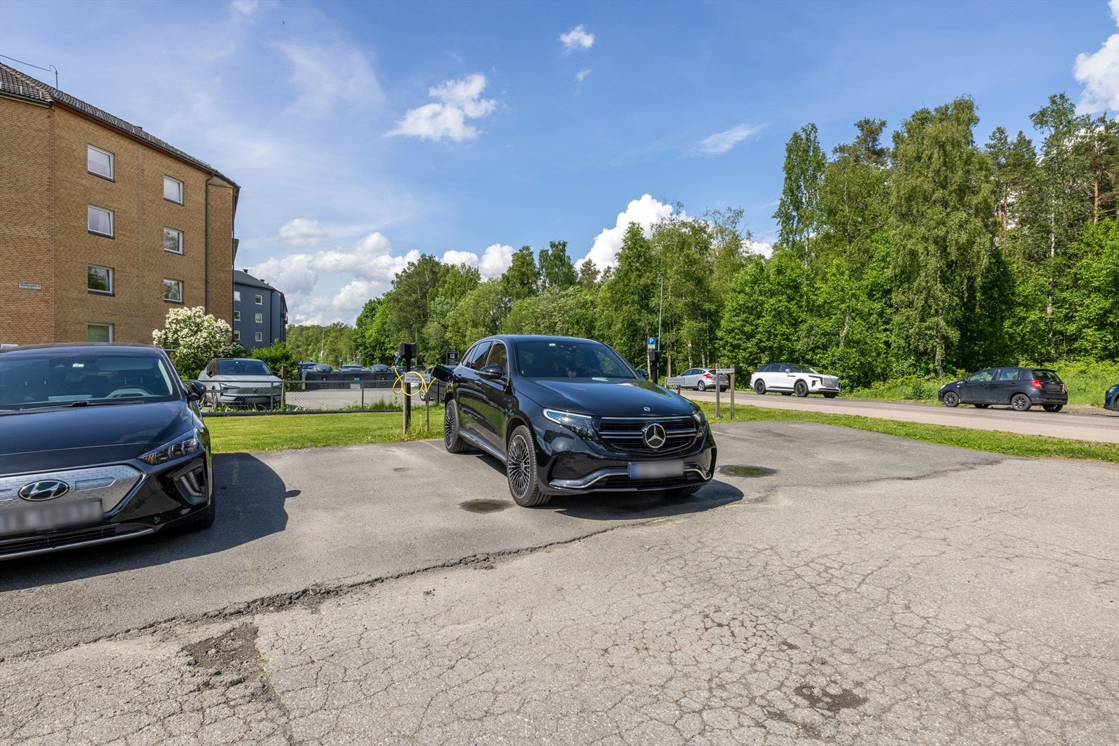 Det medfølger egen parkeringsplass til boligen rett utenfor inngangen til 6A. Det finnes også gjesteparkering. Borettslaget har også 4 elbil-ladere som kan benyttes via app Galleribilde