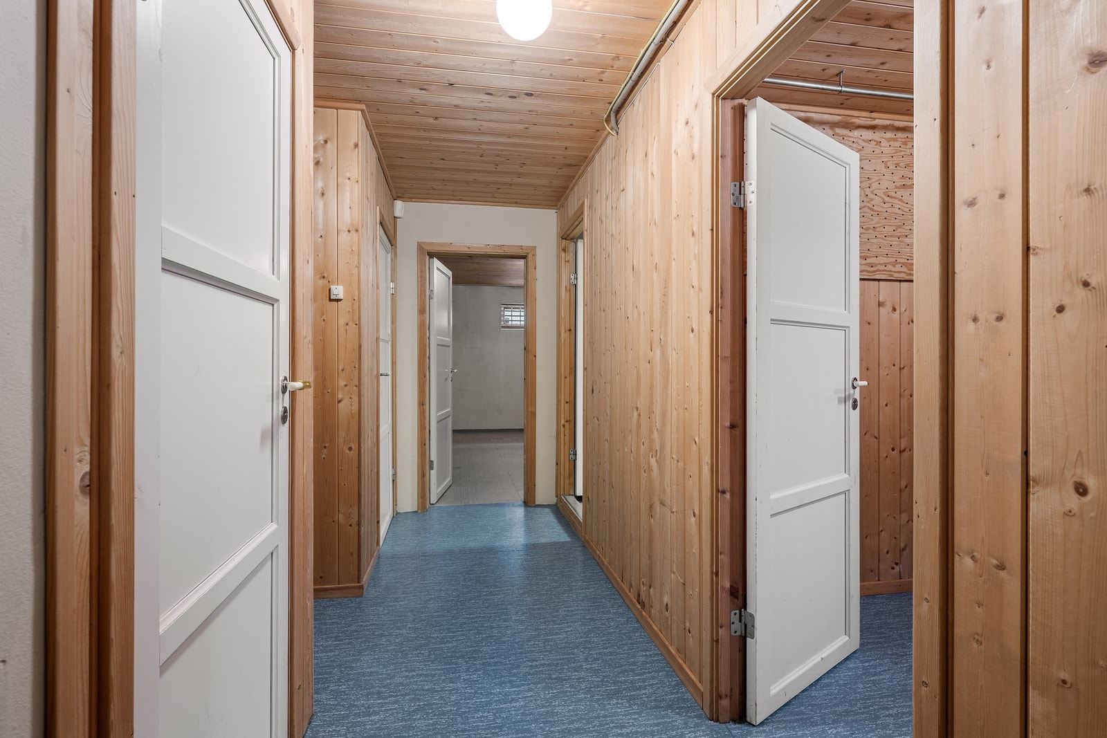 Kjelleretasjen består bl.a. av kjellerstue, vaskerom(teknsik rom og flere boder. Galleribilde