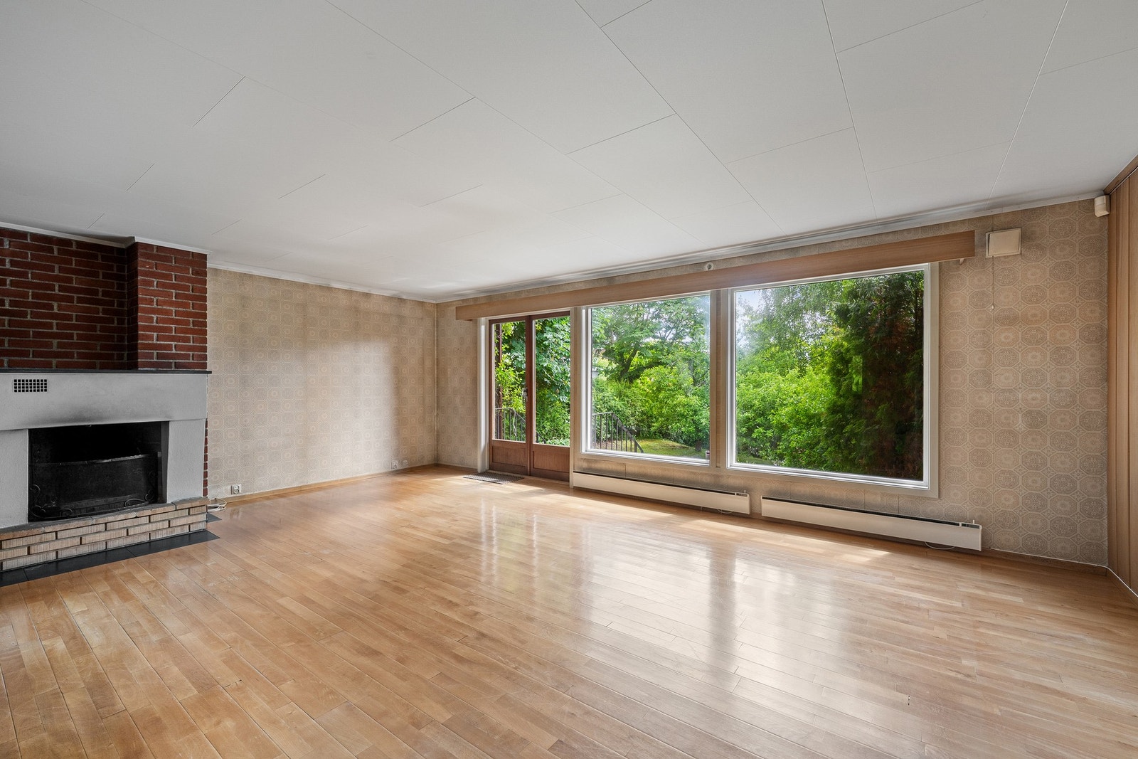 Stor stue med peis og adkomst til hagen. Galleribilde