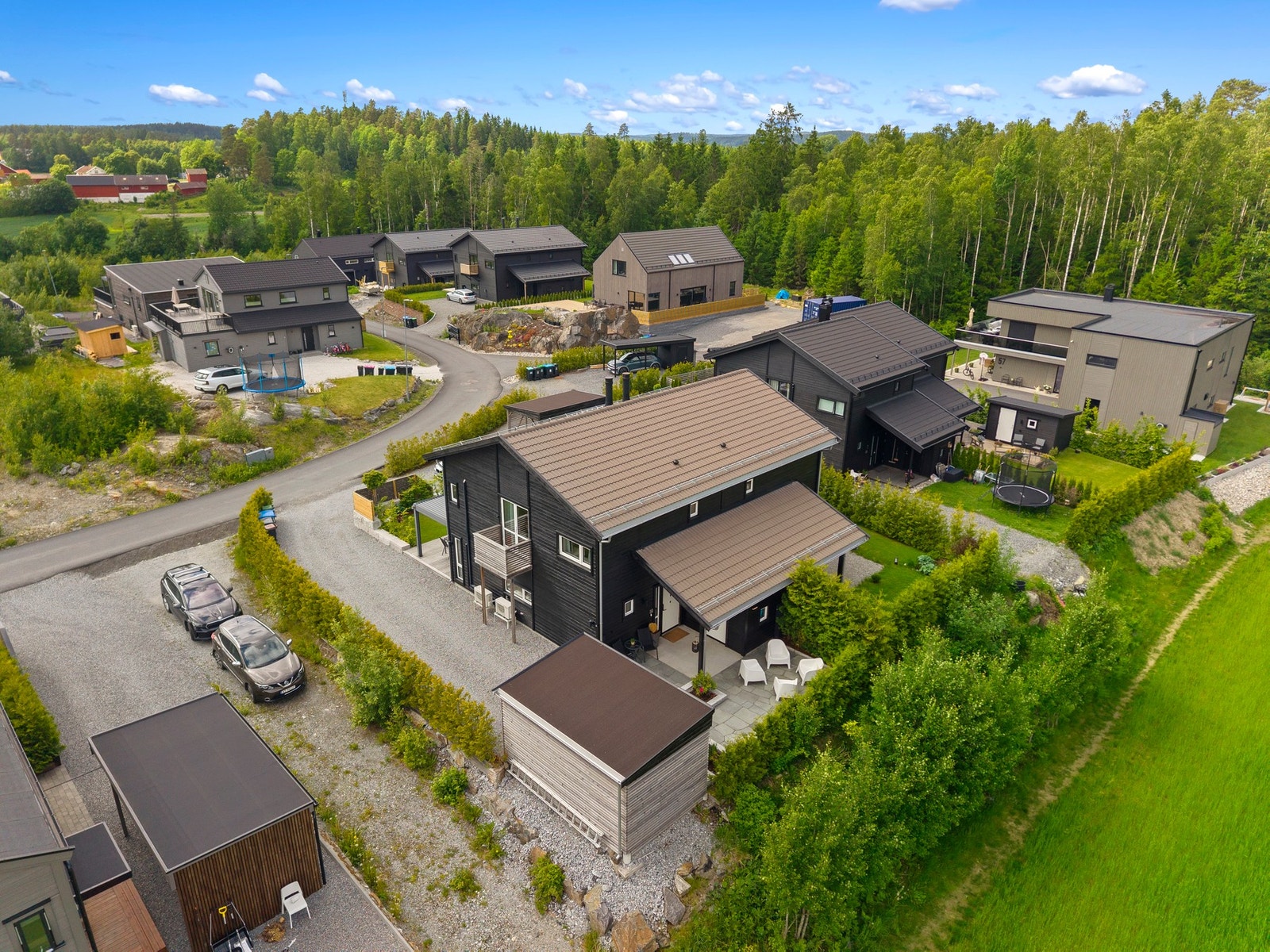 Kort vei til skole, barnehage, butikker og øvrige servicetilbud. Galleribilde