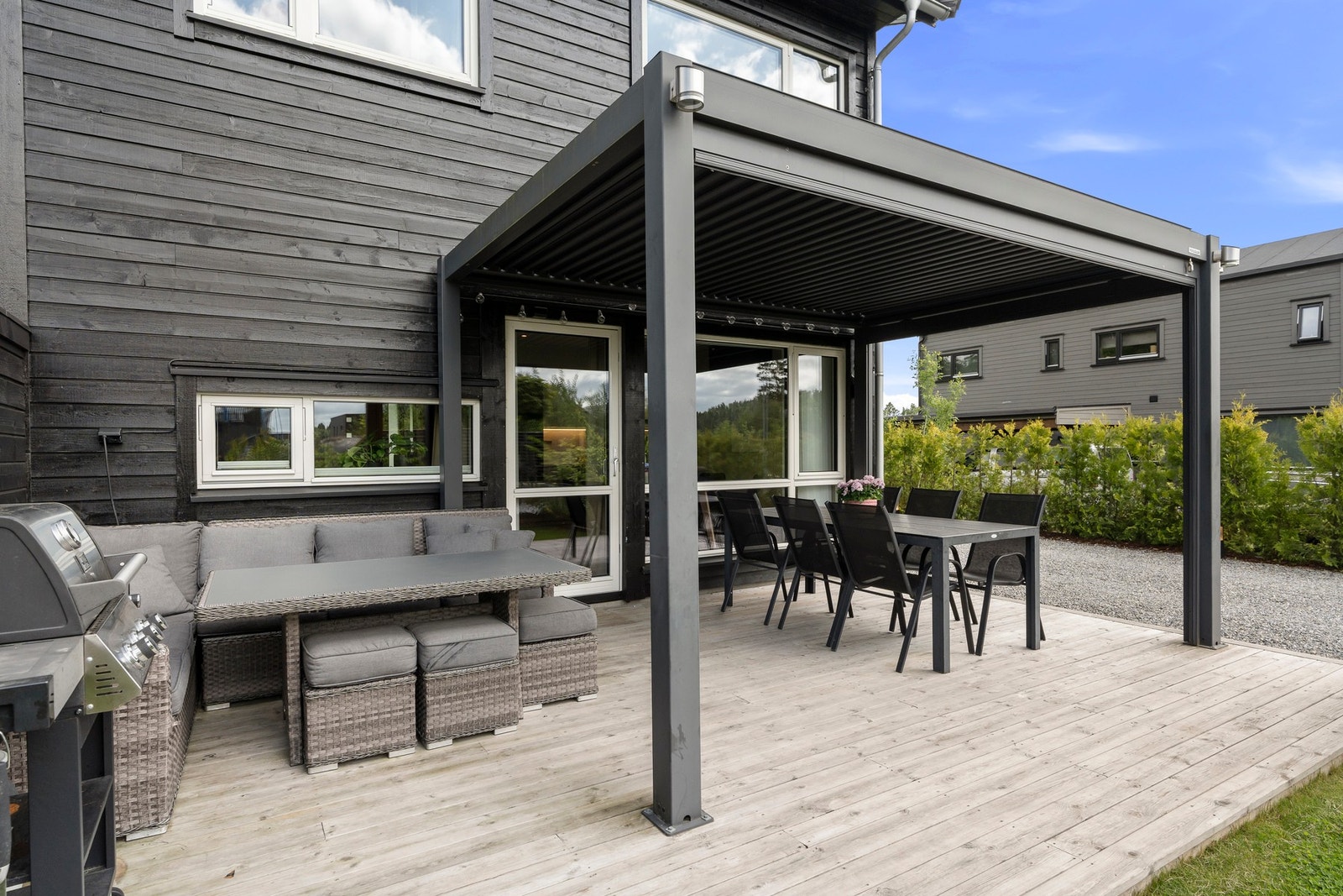 Rikelig med plass til sittegrupper og grill. Galleribilde