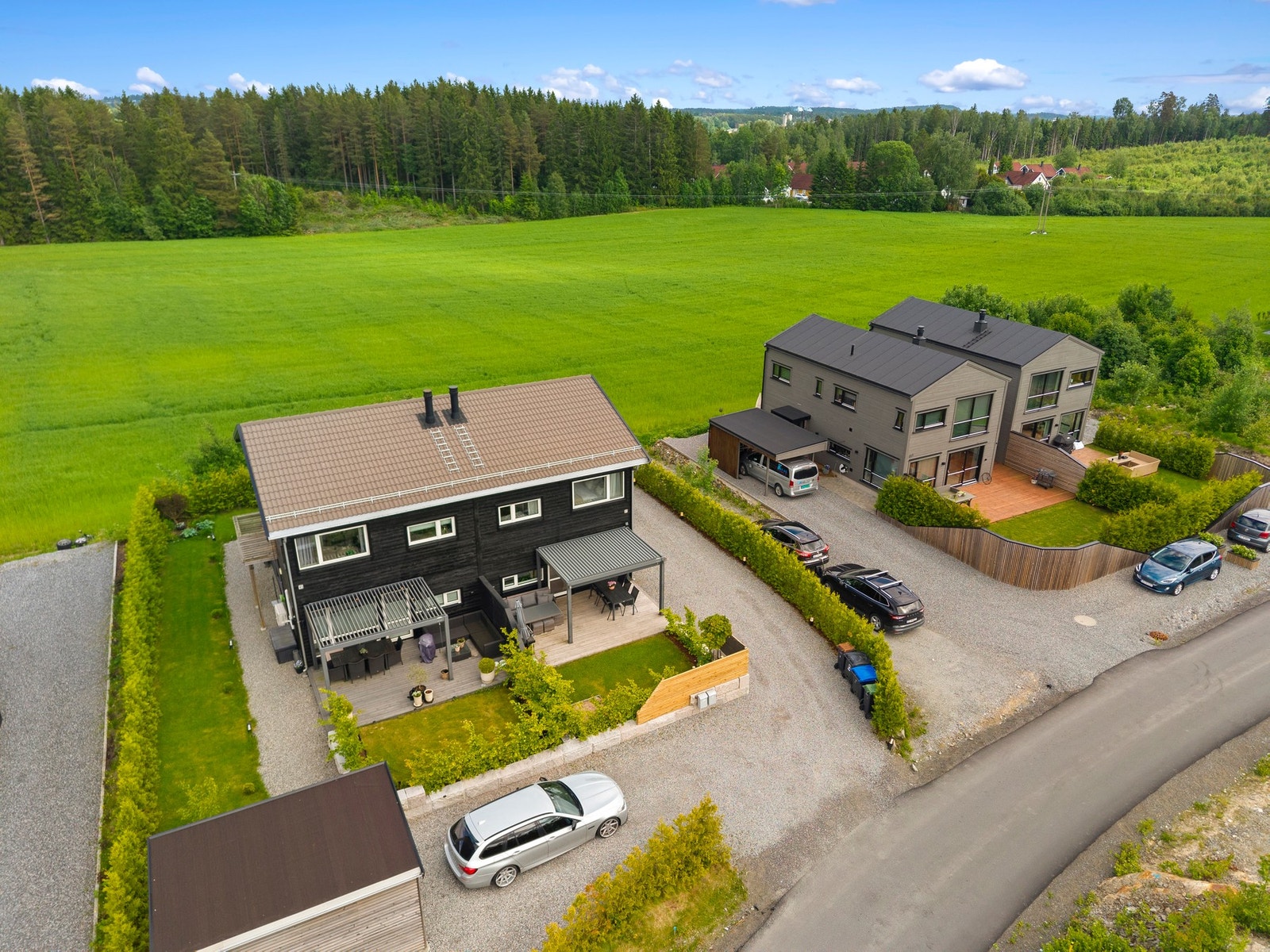 Det er kort vei til fint turterreng, fotballbane, skøytebane, treningssenter og lekeplasser. Galleribilde