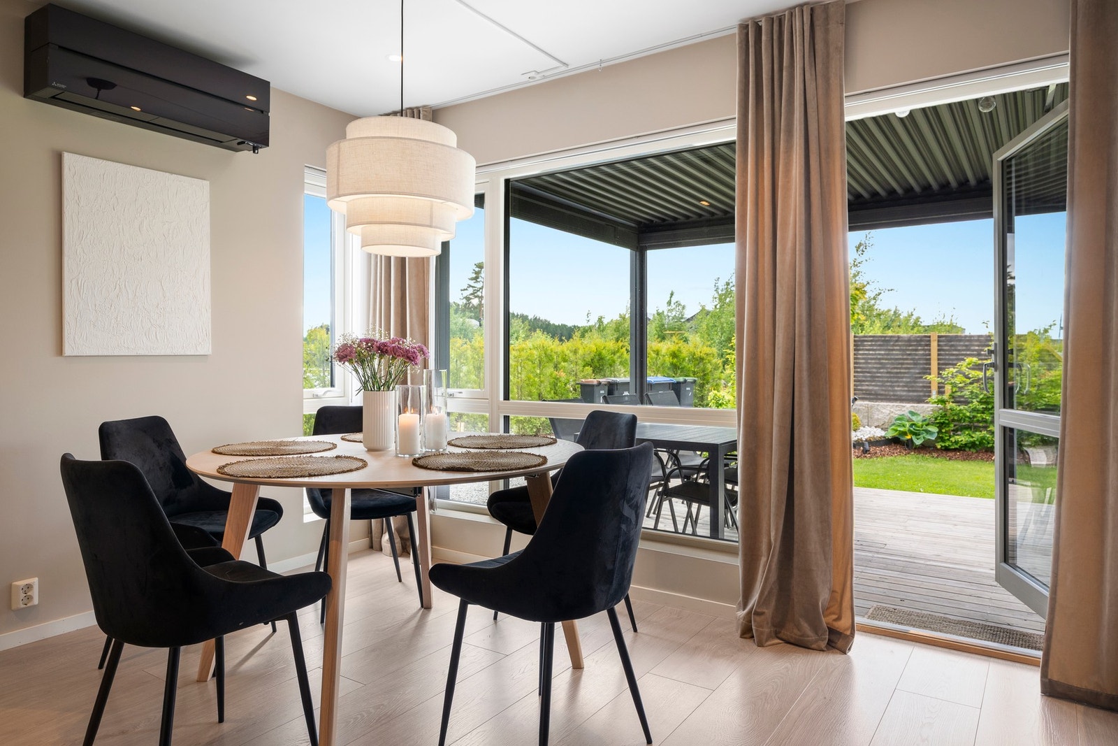 Fra stue er det utgang til solrik terrasse og hage. Galleribilde