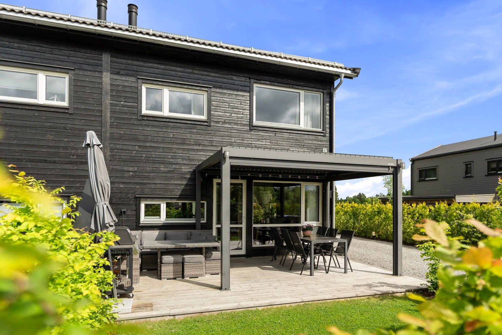 Vestvendt terrasse på 24 kvm med pergola. Galleribilde