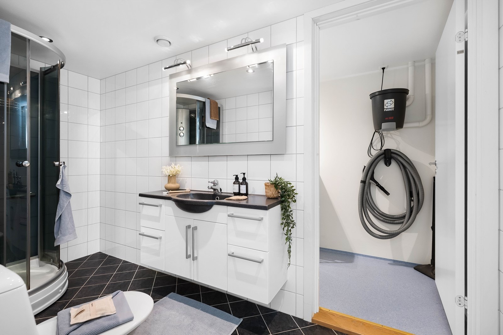Helfliset bad med inngang til eget vaskerom. Galleribilde