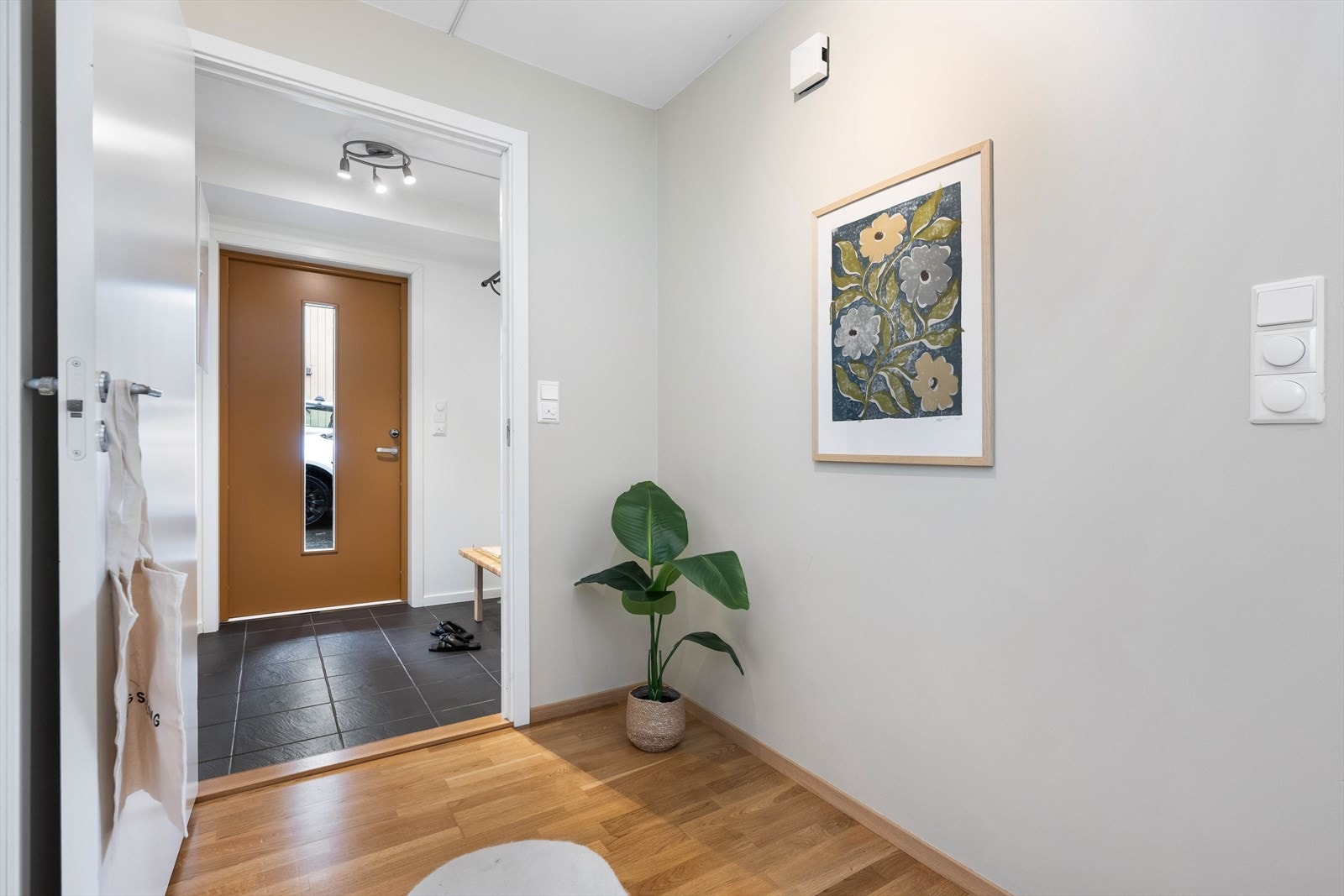 Entrè med fliser på gulv og plass til oppbevaring av klær. Galleribilde