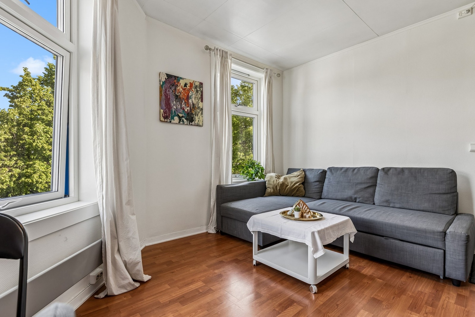 Rommet er på 13,1 m² og har god plass til både sofakrok og en liten spise- eller arbeidsplass. Galleribilde