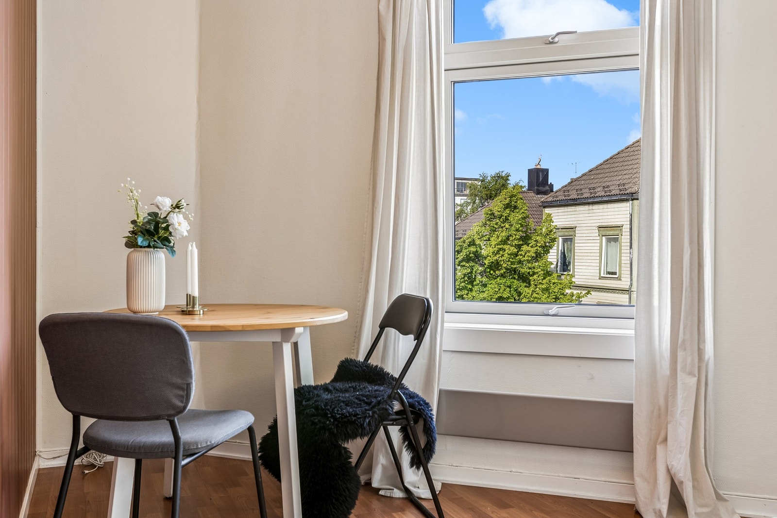 En lun og anvendelig del av stuen, perfekt som arbeidsplass eller spisekrok. Galleribilde