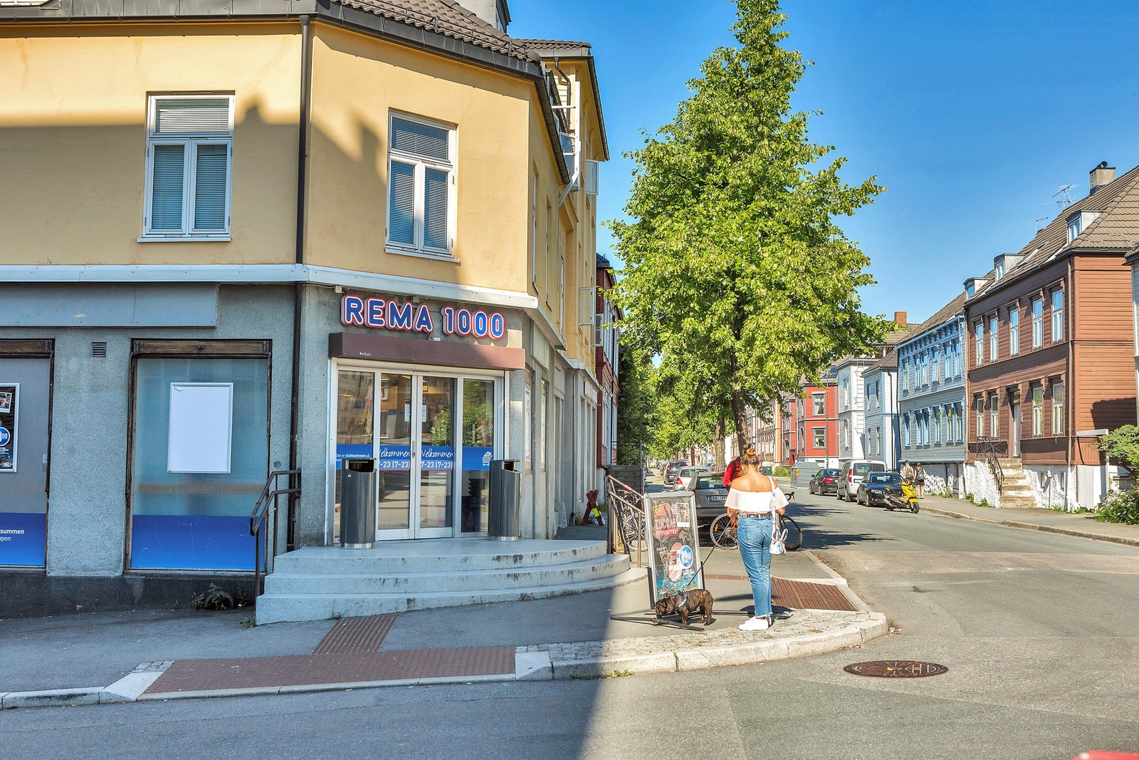En kort spasertur på 1 minutt fra leiligheten finner du både Rema 1000 og Coop Extra. Galleribilde