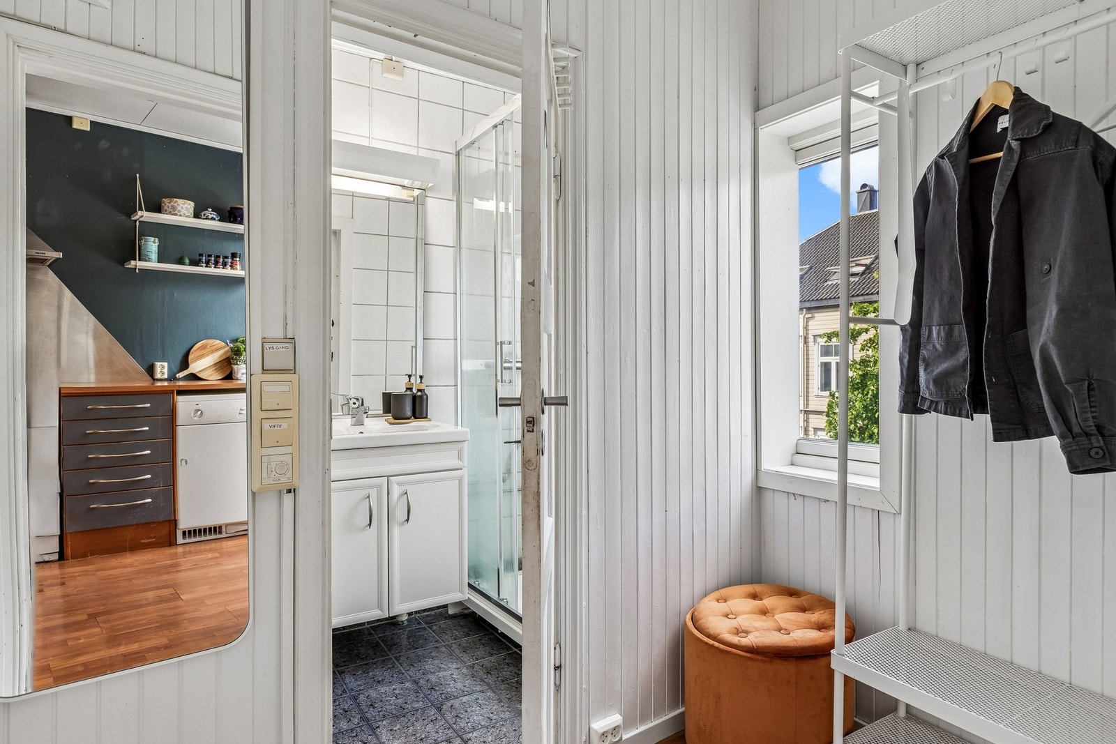 Badet ligger i direkte tilknytning til entréen og har alt du trenger samlet på en smart måte. Galleribilde