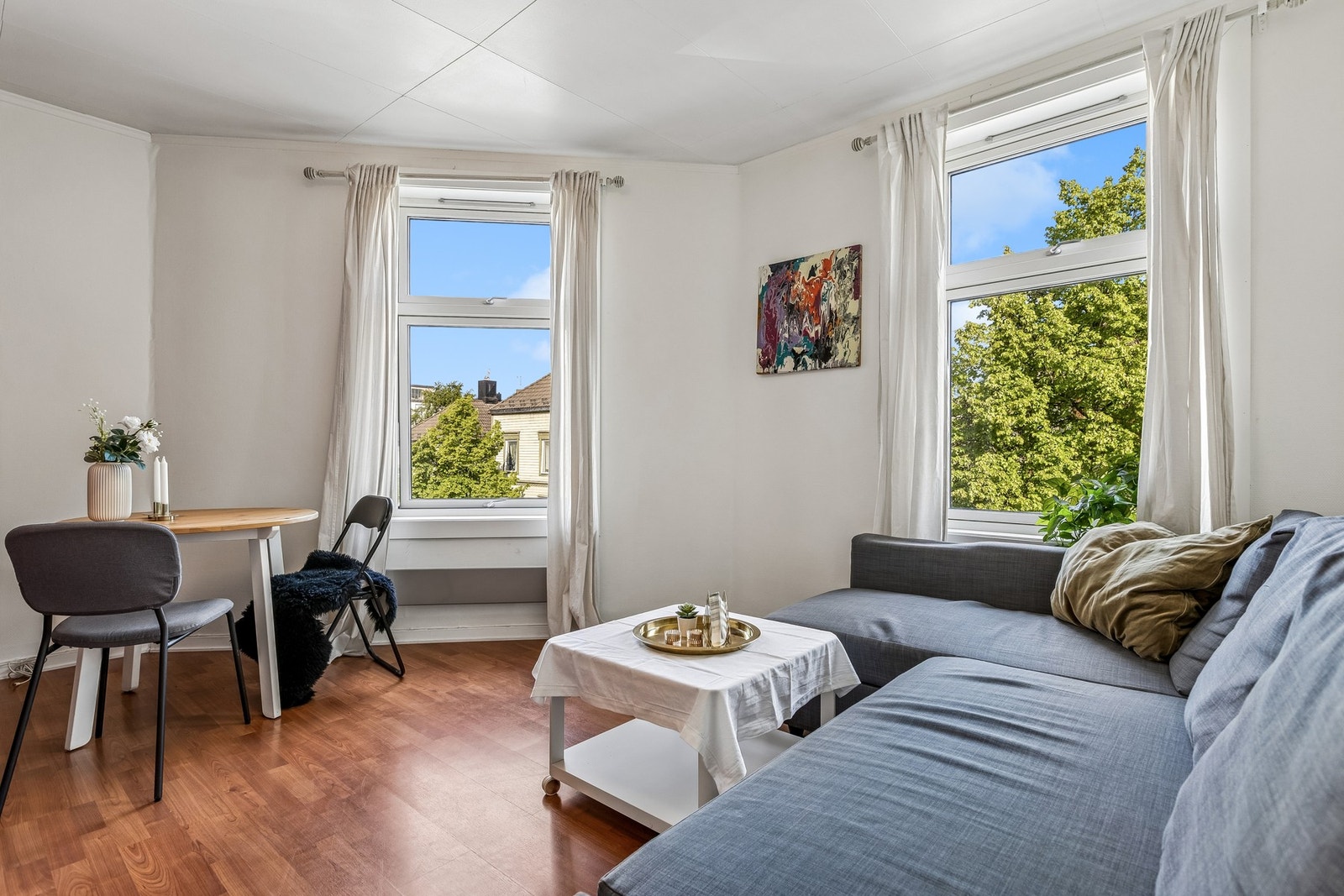Lys og hyggelig stue med store vindusflater som slipper inn rikelig med dagslys. Galleribilde