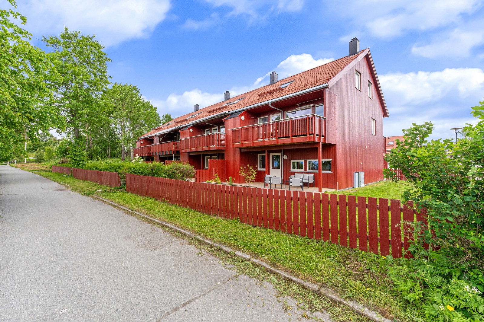 Attraktiv plassering med grøntarealer rundt boligen og kort vei til nærområdets fasiliteter. Galleribilde