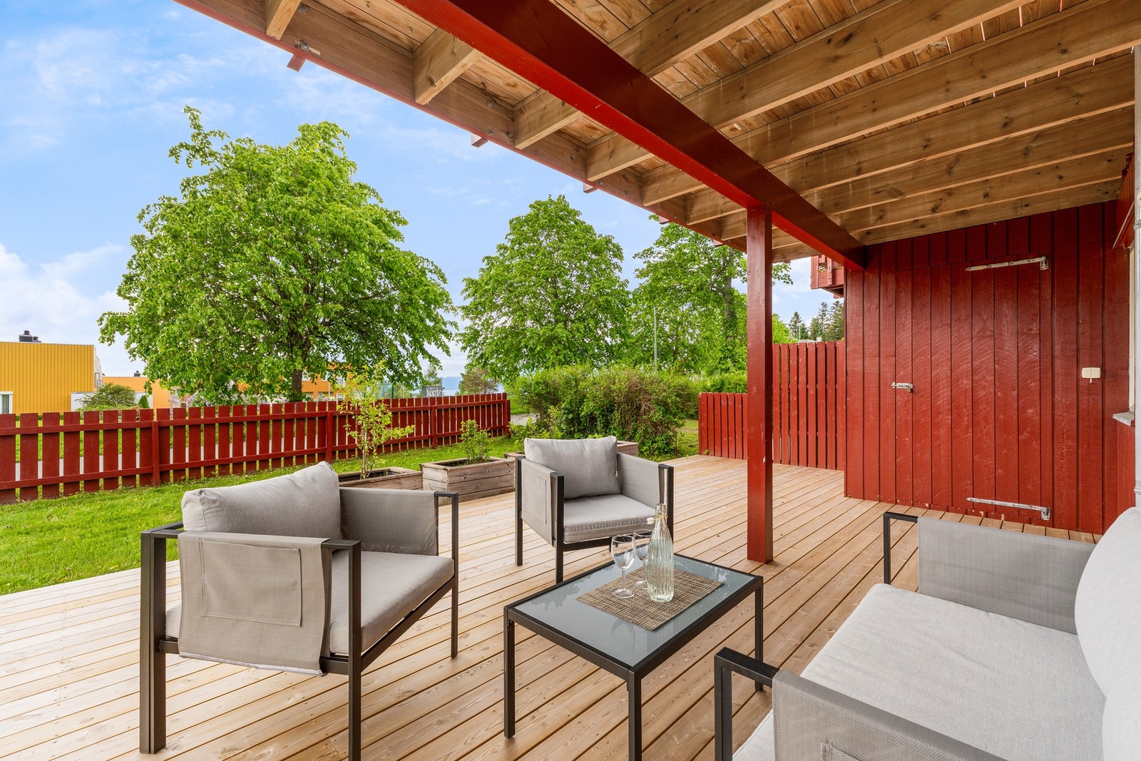 Fra terrassen har du enkel tilgang til hagearealet og gode muligheter for lek og moro. Galleribilde