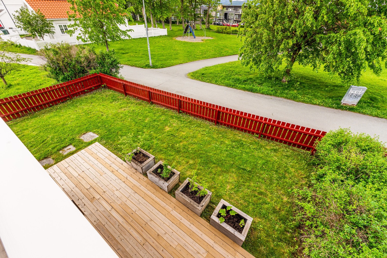 Barnevennlig beliggenhet med direkte nærhet til grøntområder og lekeplass. Galleribilde