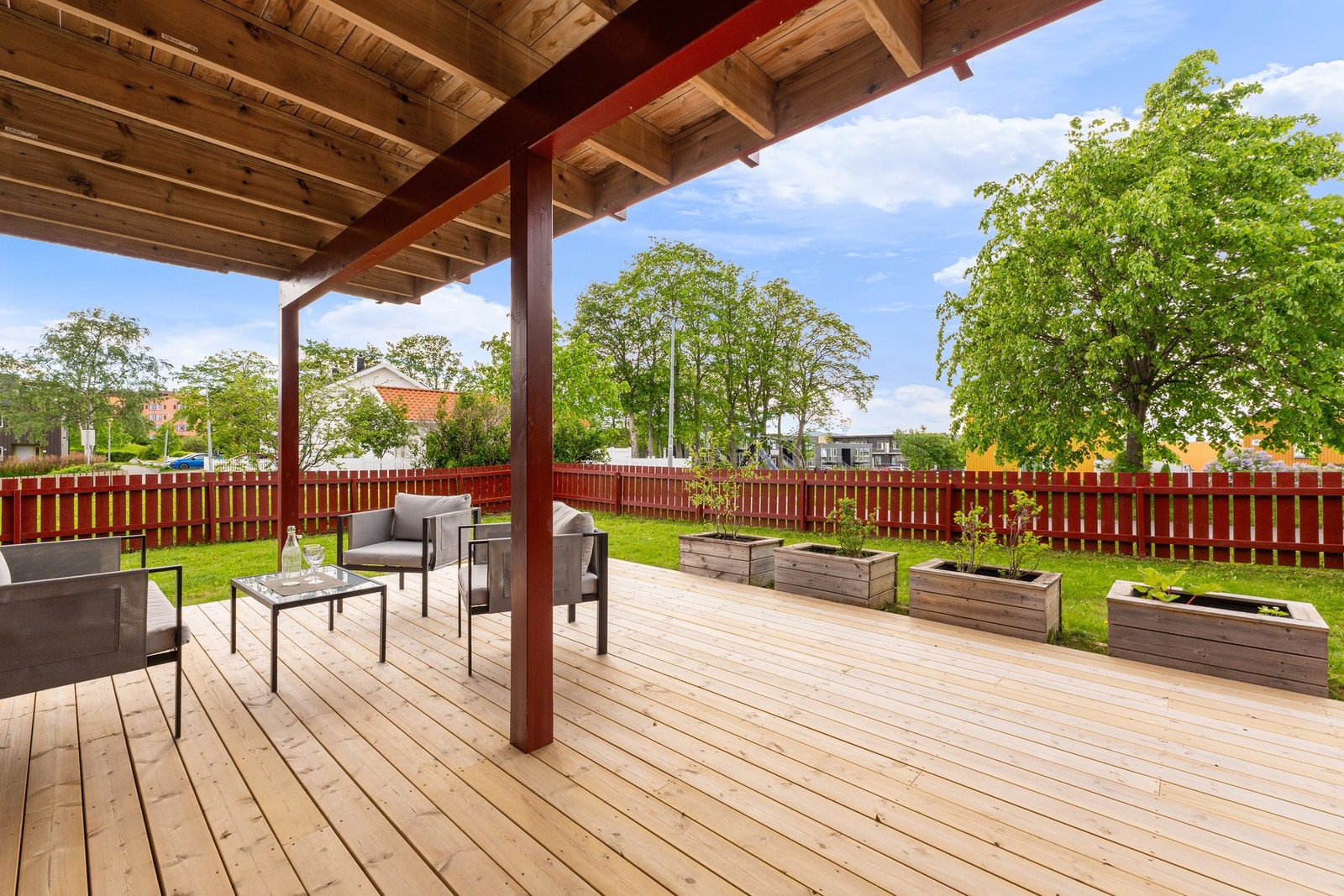 Terrassen er på hele 27m². God plass til sosiale sammenkomster. Galleribilde