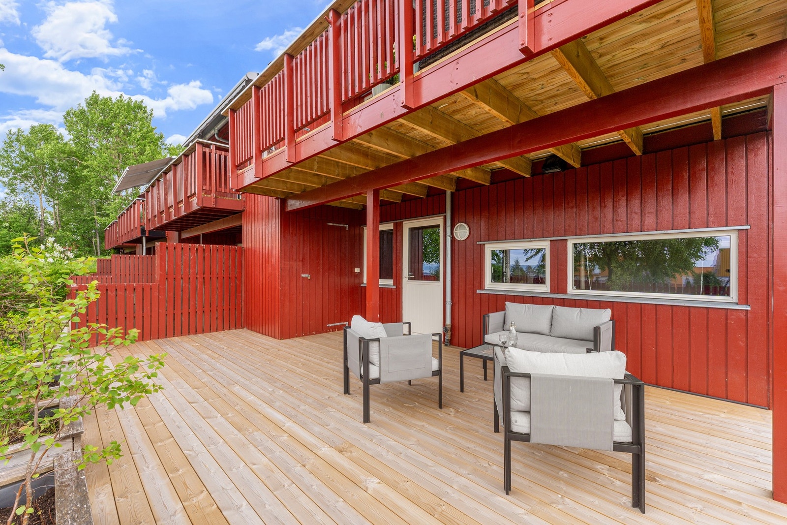 Stor terrasse på bakkeplan med god plass til utemøbler. Perfekt for lange sommerkvelder. Galleribilde