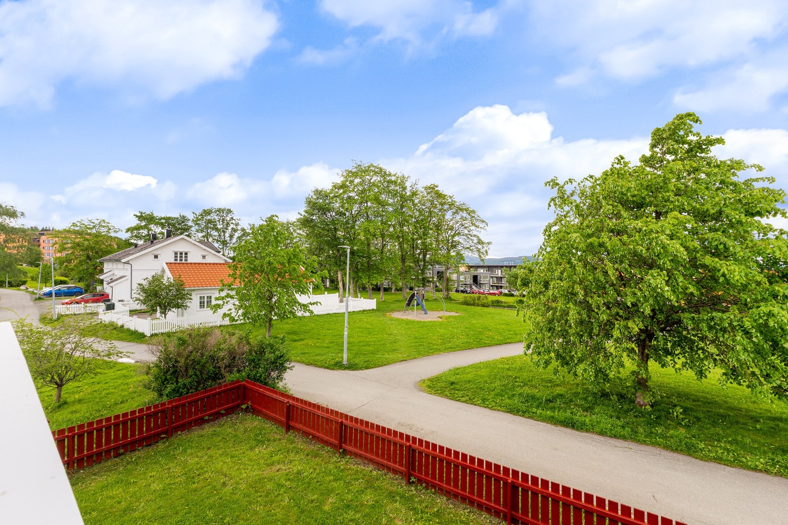 Fin utsikt over velholdte uteområder. Galleribilde
