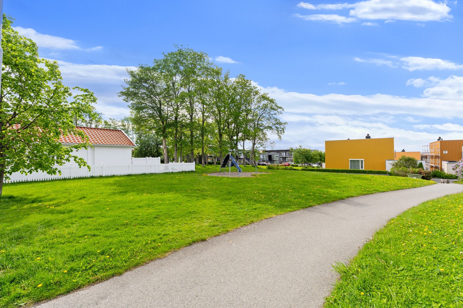 Fra eiendommen er det kort vei til grønne lunger og gode uteområder for hele familien. Galleribilde