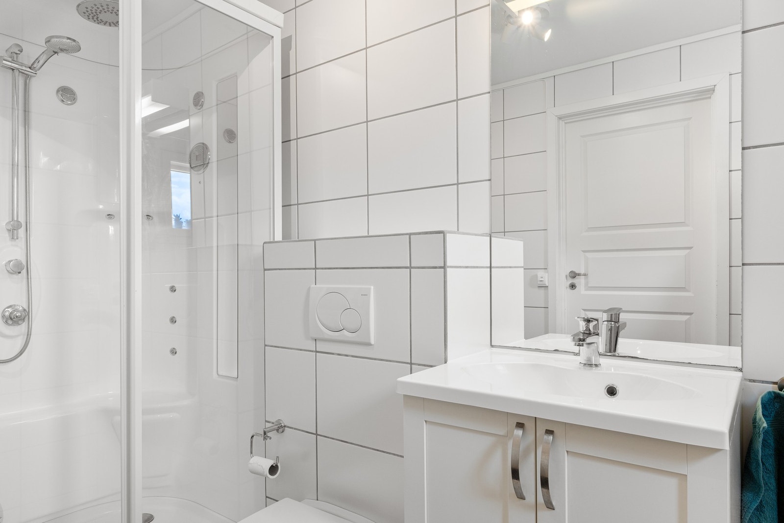 Badet fremstår ryddig og funksjonelt med god belysning. Galleribilde