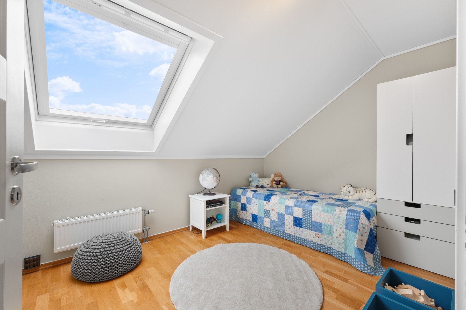 Et trivelig soverom som passer godt som barnerom, gjesterom eller hjemmekontor. Galleribilde