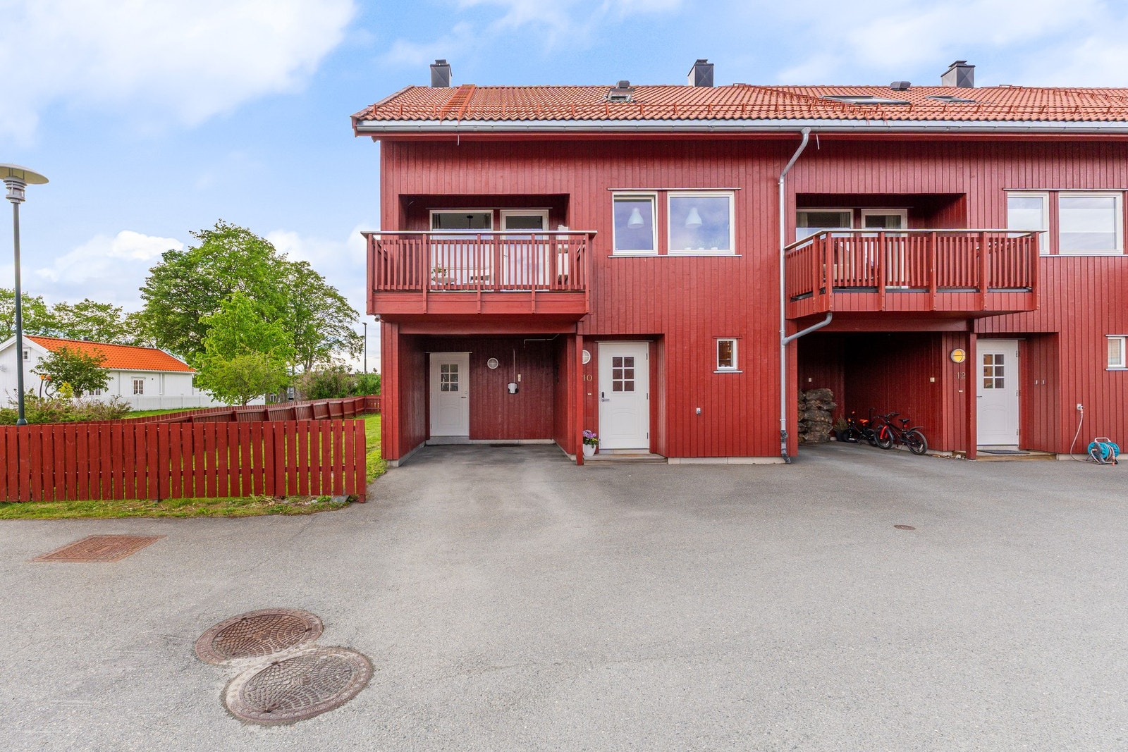 Boligen fremstår velholdt med egen inngang, carport og flotte utearealer. Galleribilde