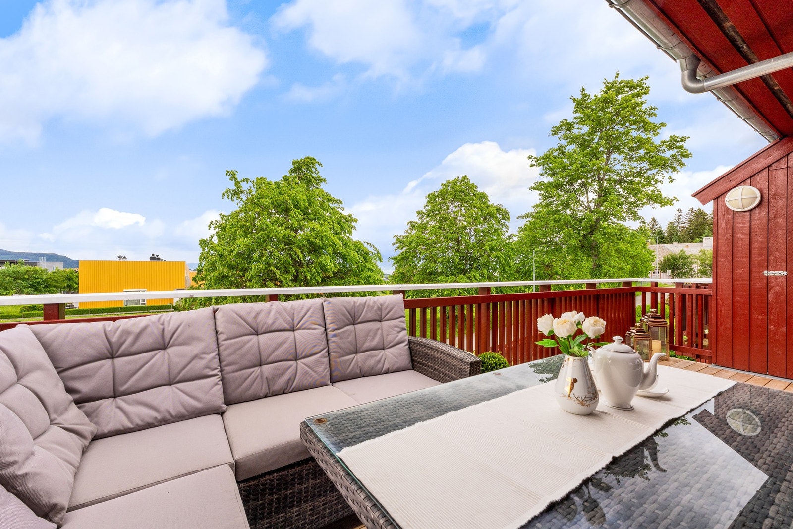 Balkongen fremstår som et ekstra oppholdsrom i sommerhalvåret. Galleribilde