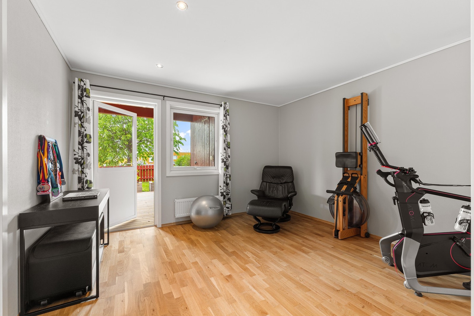 Boligens hjemmegym har god plass til flere apparater, samt utgang til terrasse. Kan brukes som ekstra soverom eller stue. Galleribilde