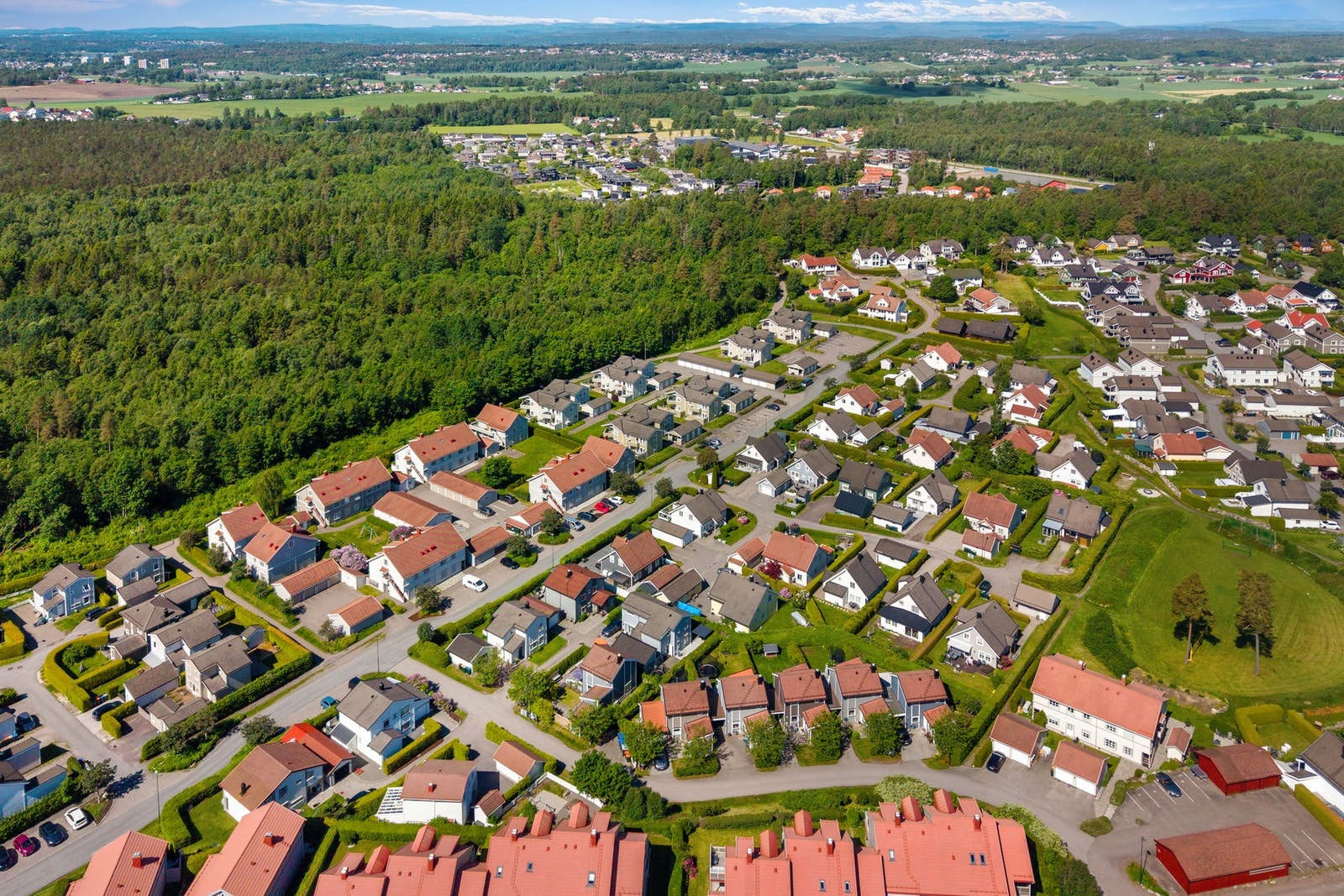 Boligen ligger i et etablert nabolag med lite gjennomgangstrafikk og kort vei til skole, barnehage, butikker og flotte rekreasjonsområder. Galleribilde