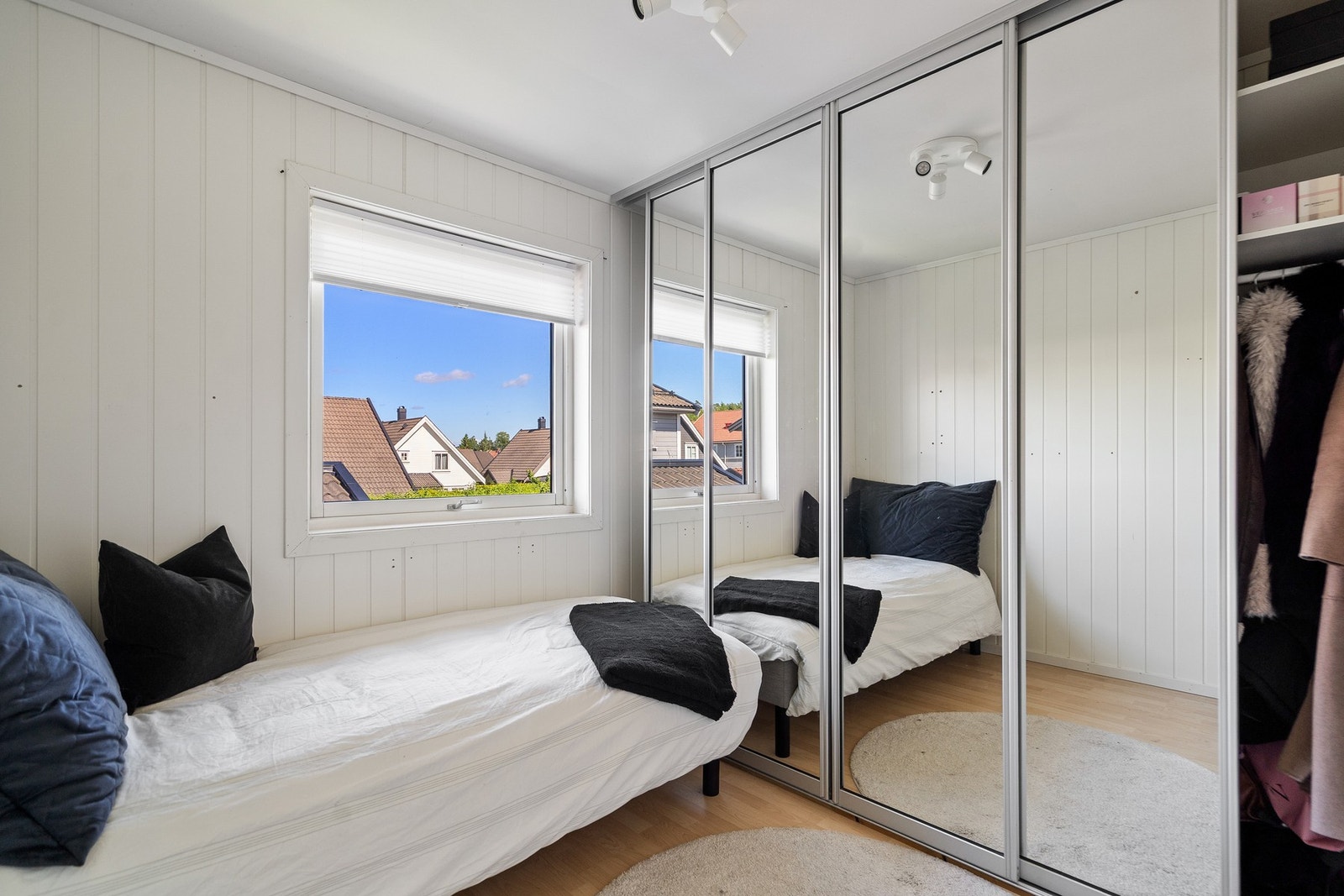 tore vindusflater slipper inn godt med naturlig lys og bidrar til et lyst og trivelig rom som innbyr til hvile og avslapning Galleribilde